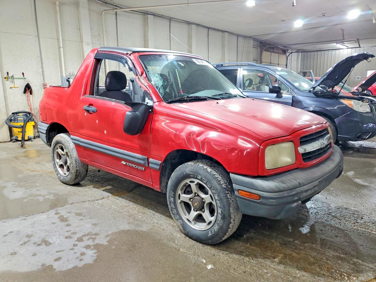 2001 Chevrolet Tracker Red vin: 2CNBJ18C716943937