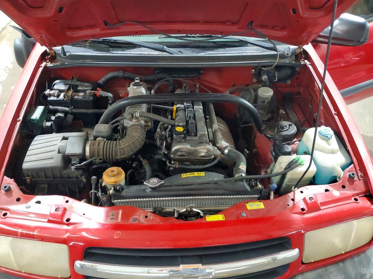 2001 Chevrolet Tracker Red vin: 2CNBJ18C716943937
