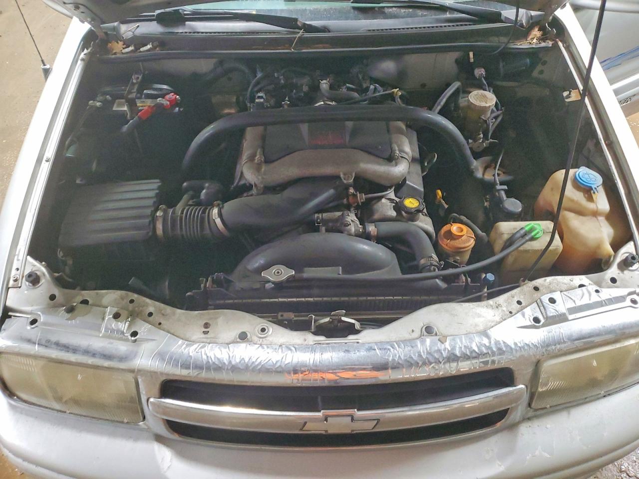 2002 Chevrolet Tracker Lt Серебряный vin: 2CNBJ634526927315
