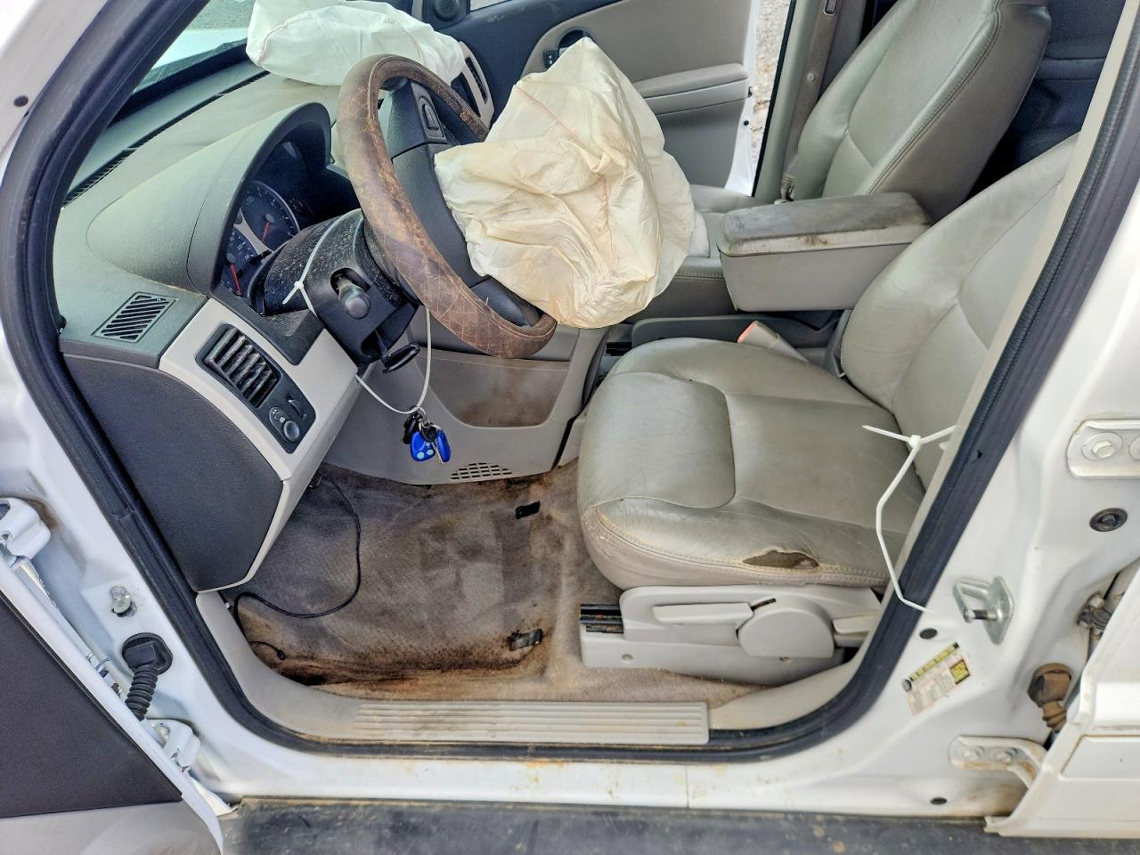 2005 Chevrolet Equinox Ls White vin: 2CNDL13F256138261