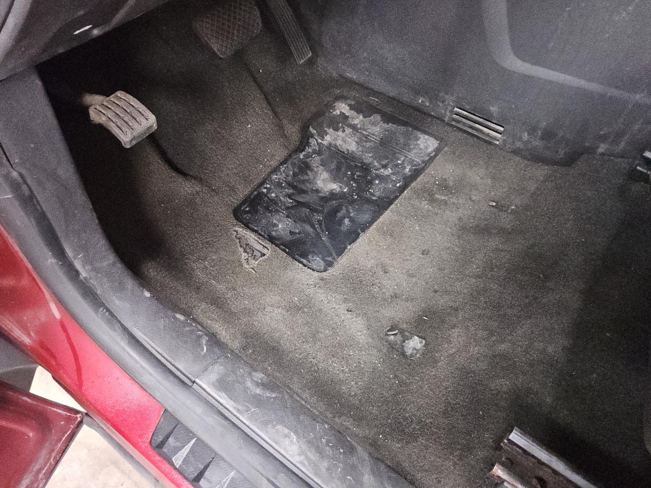 2010 Gmc Terrain Sle Red vin: 2CTALBEW3A6259941 Damage: Left Front Carpet, Worn, Replacement Required