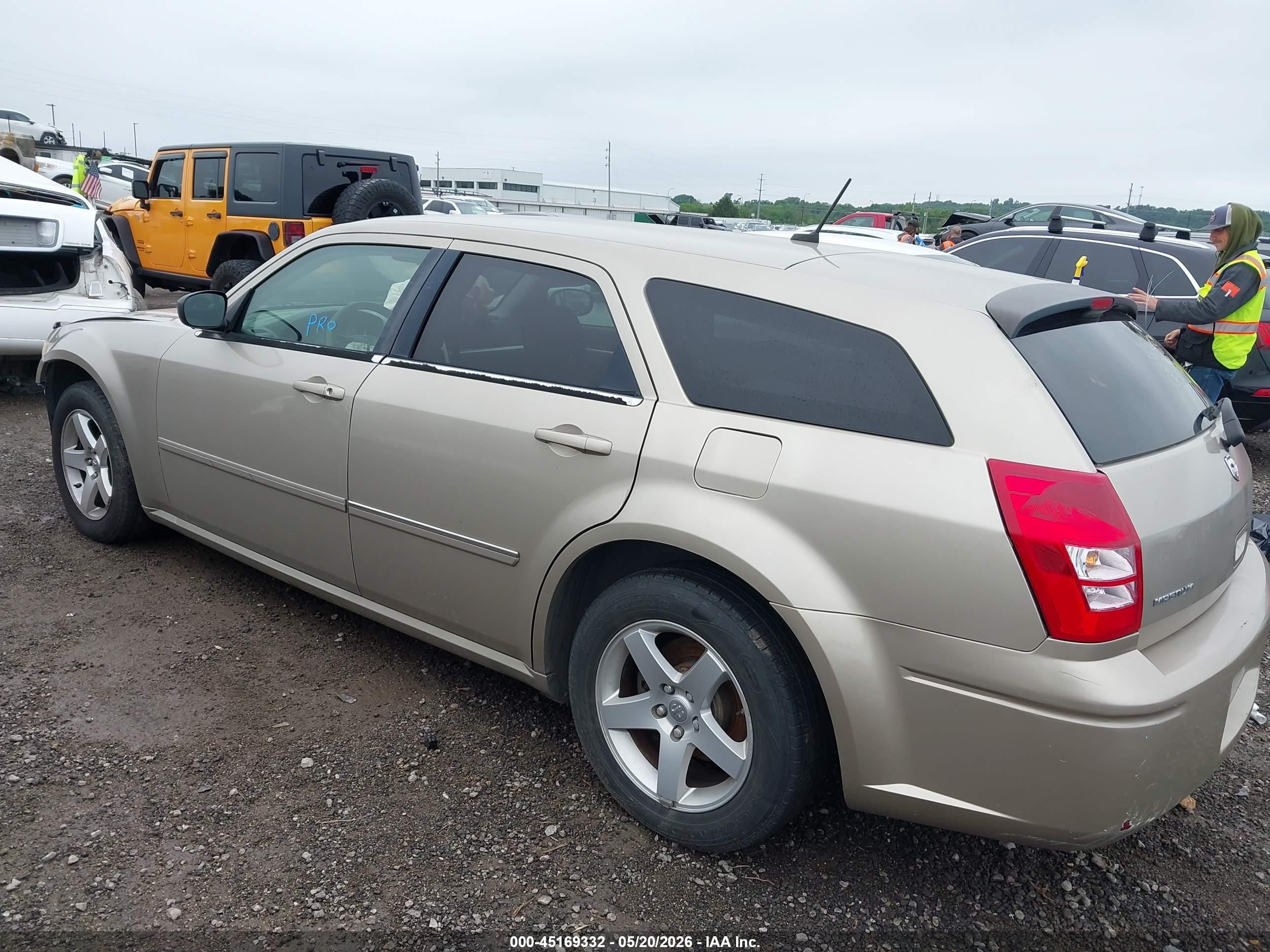 2008 Dodge Magnum Sxt Gold vin: 2D4FV37V18H221745