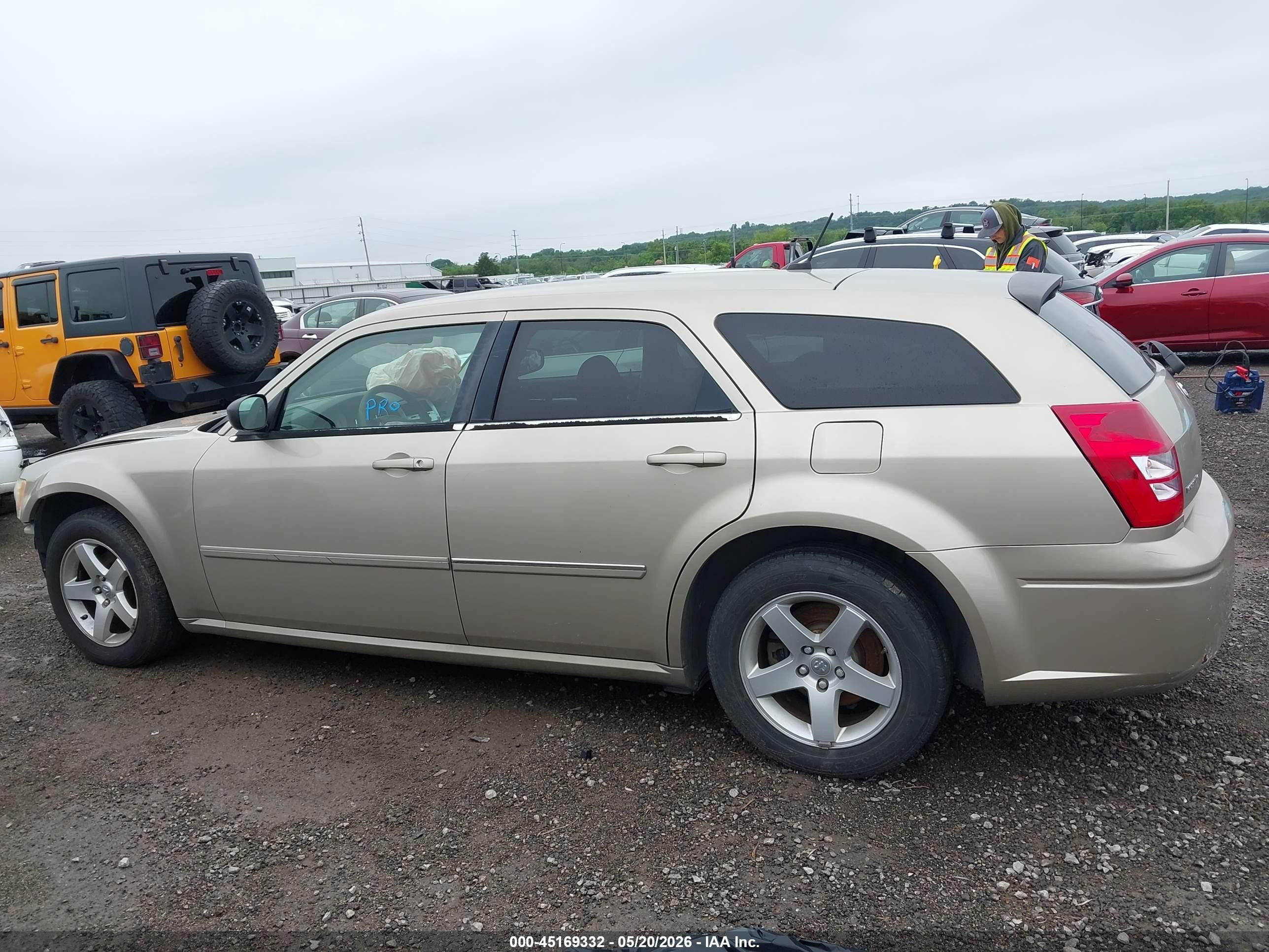 2008 Dodge Magnum Sxt Gold vin: 2D4FV37V18H221745