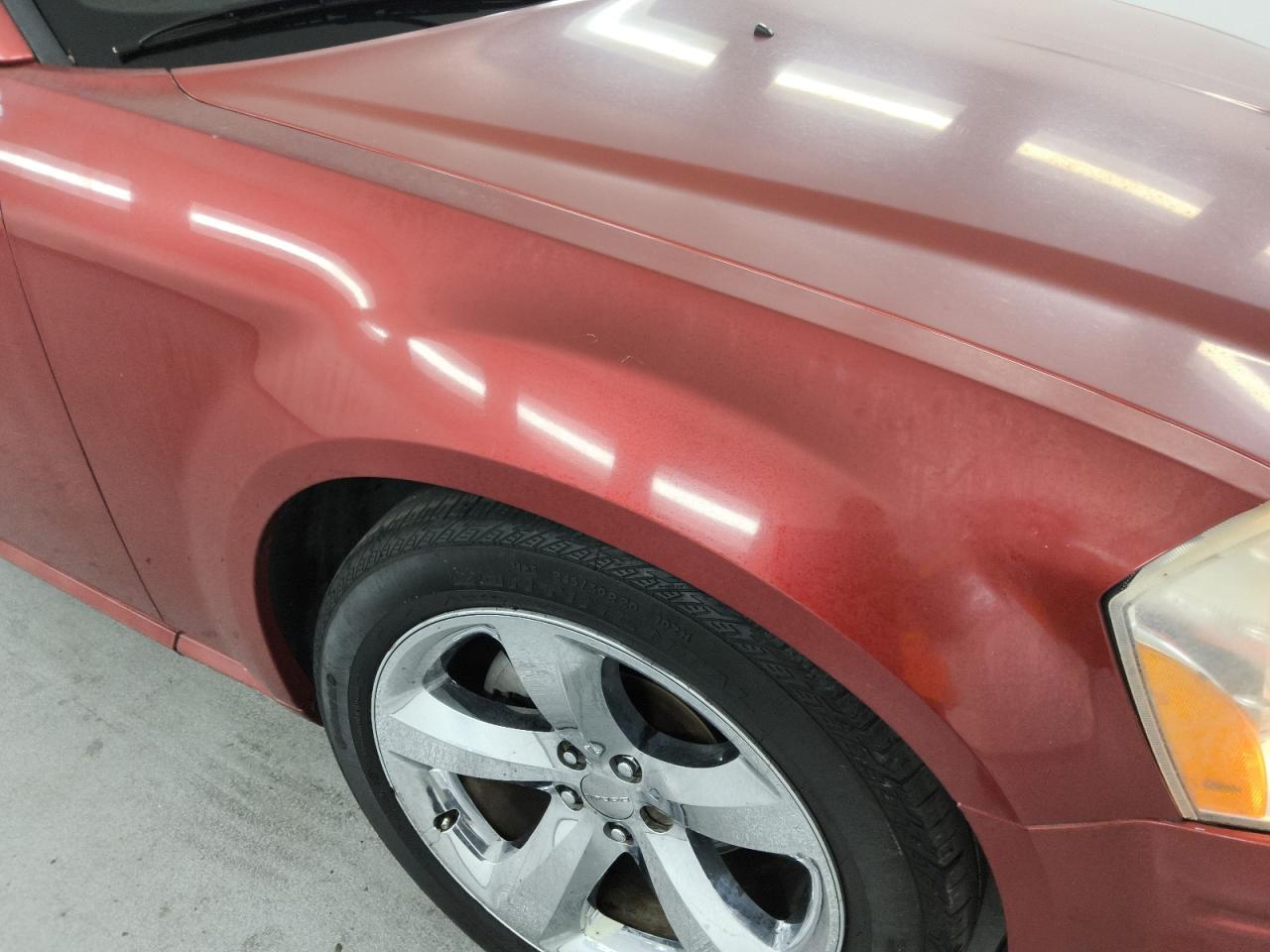 2007 Dodge Magnum Se Burgundy vin: 2D4FV47T17H717390 Damage: Right Front Fender, Faded, Repair Required