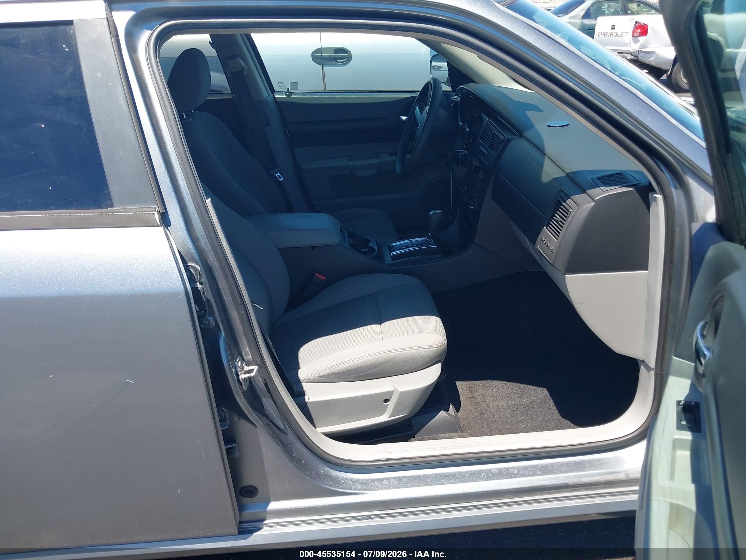 2007 Dodge Magnum   Silver vin: 2D4FV47T37H819337