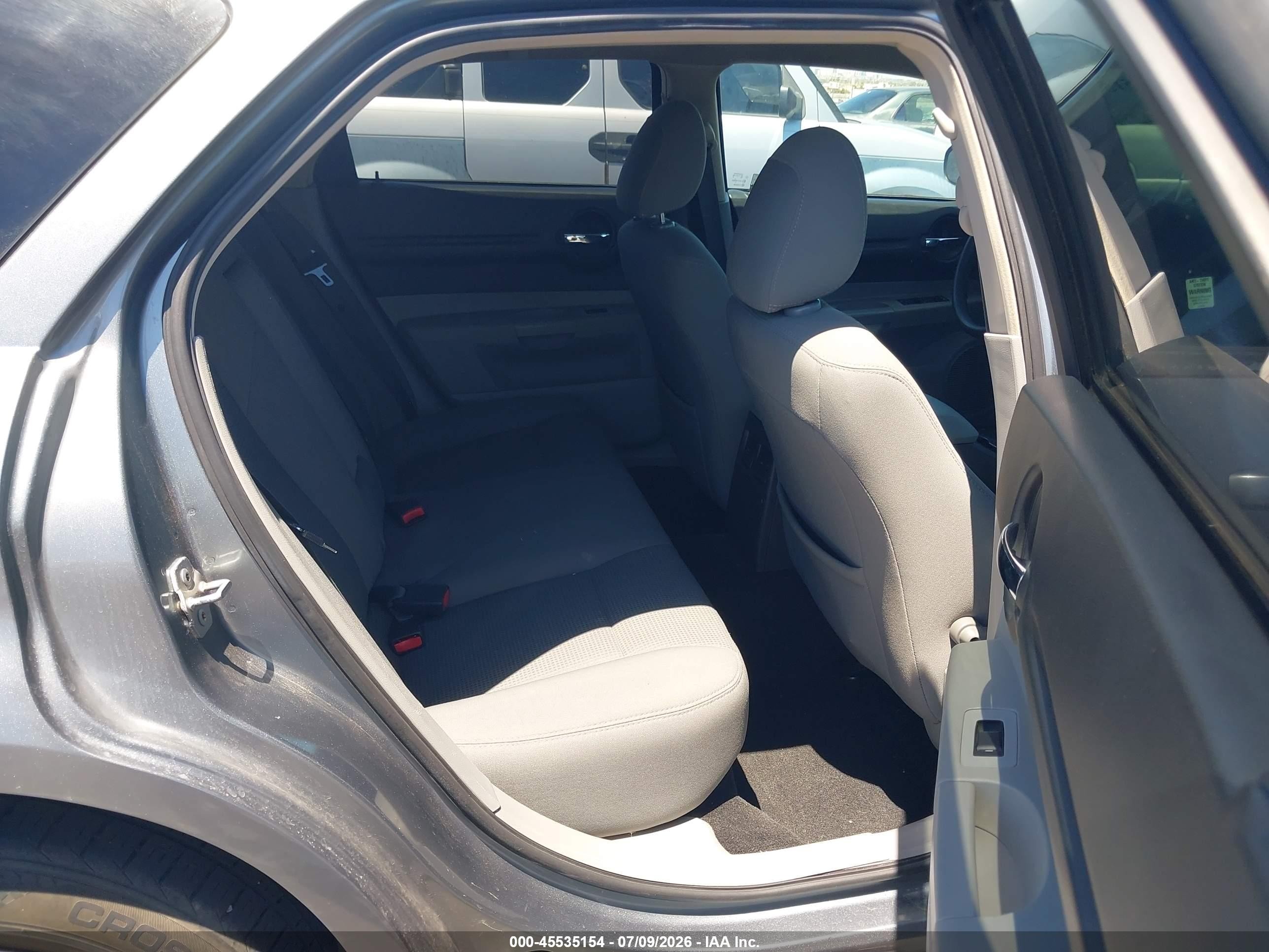 2007 Dodge Magnum   Silver vin: 2D4FV47T37H819337
