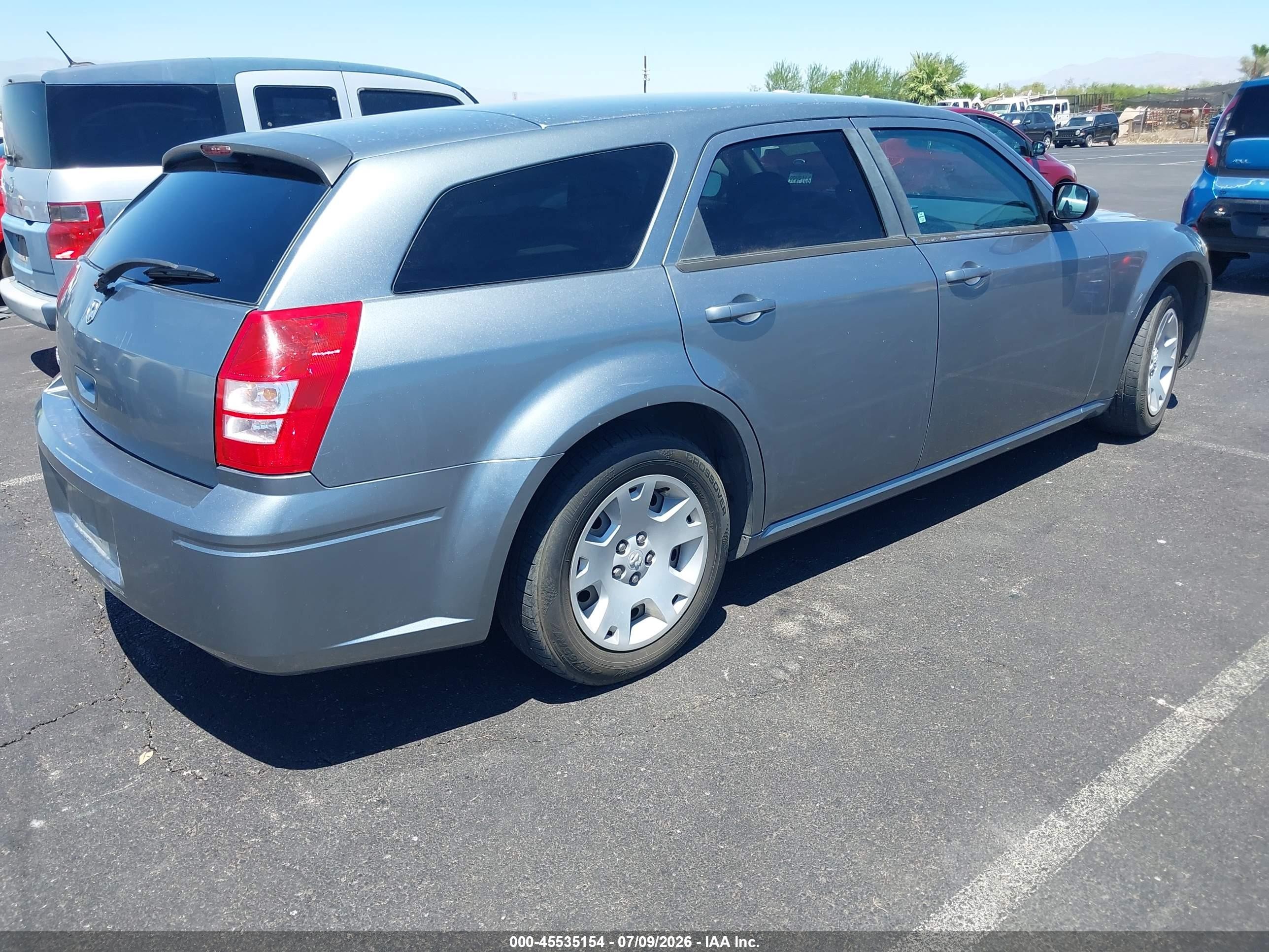 2007 Dodge Magnum   Silver vin: 2D4FV47T37H819337