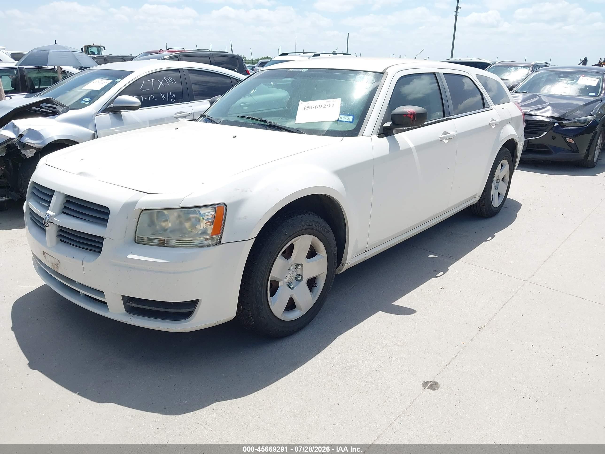 2008 Dodge Magnum   White vin: 2D4FV47T78H221513