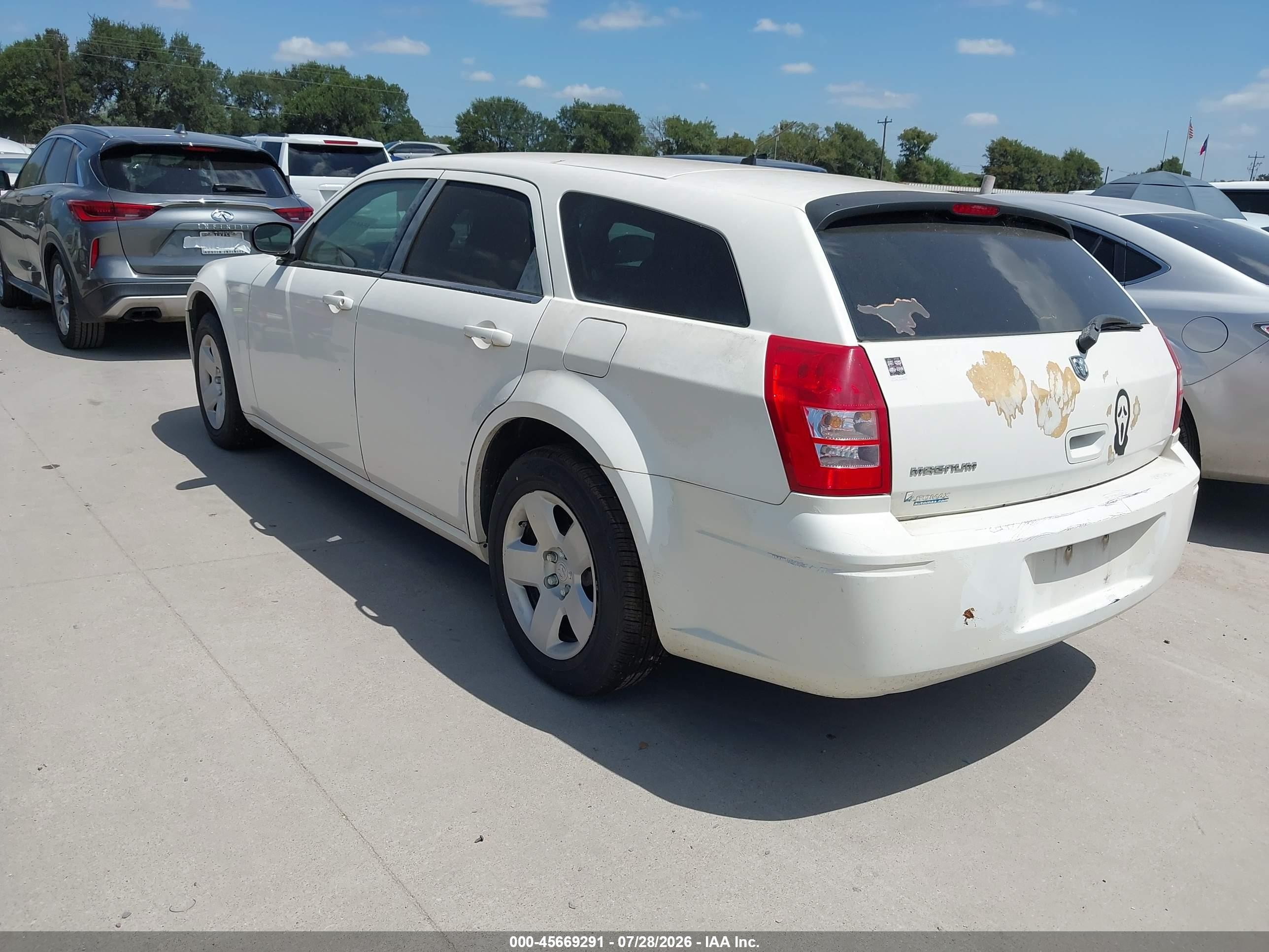 2008 Dodge Magnum   White vin: 2D4FV47T78H221513