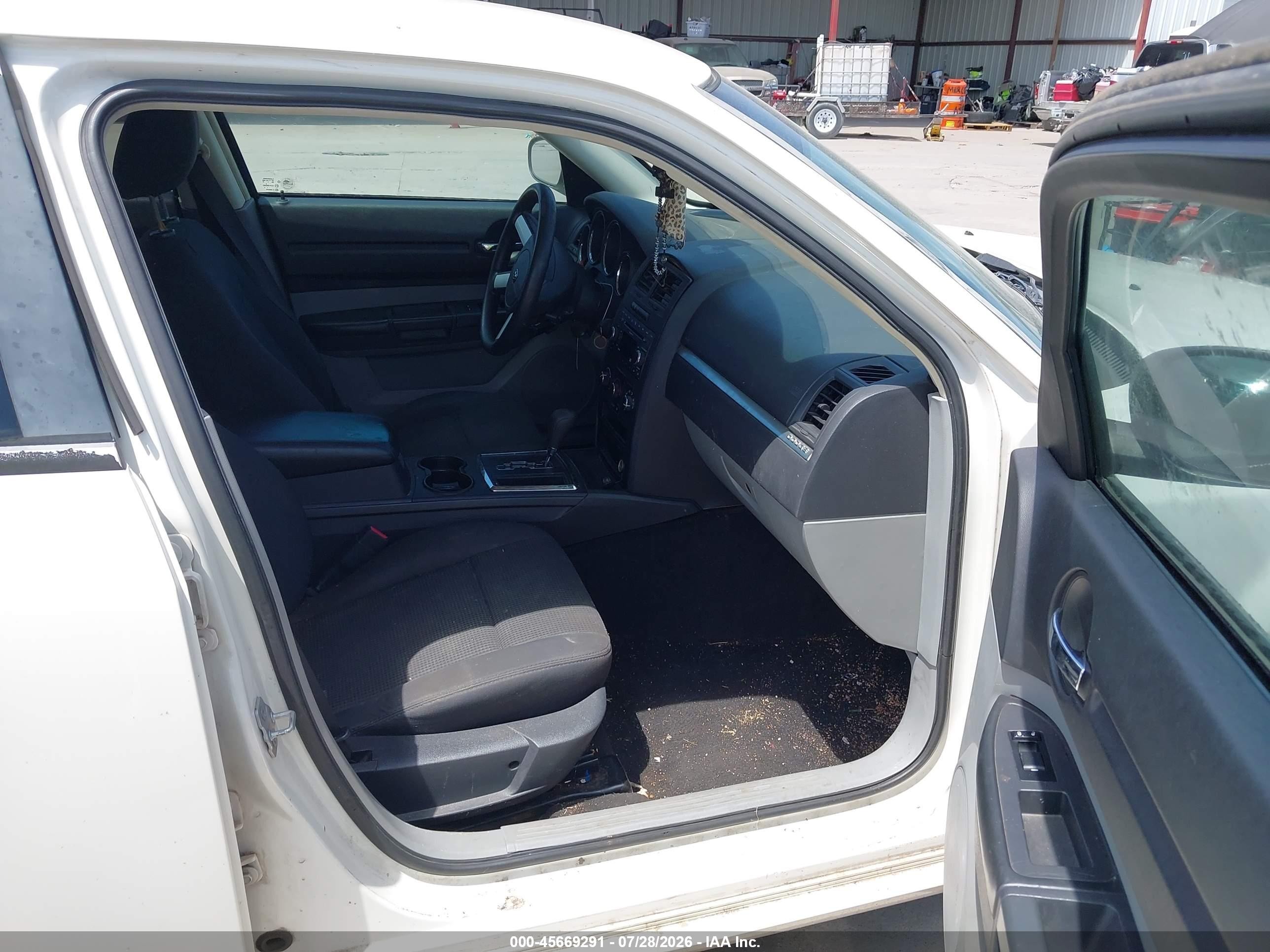 2008 Dodge Magnum   White vin: 2D4FV47T78H221513