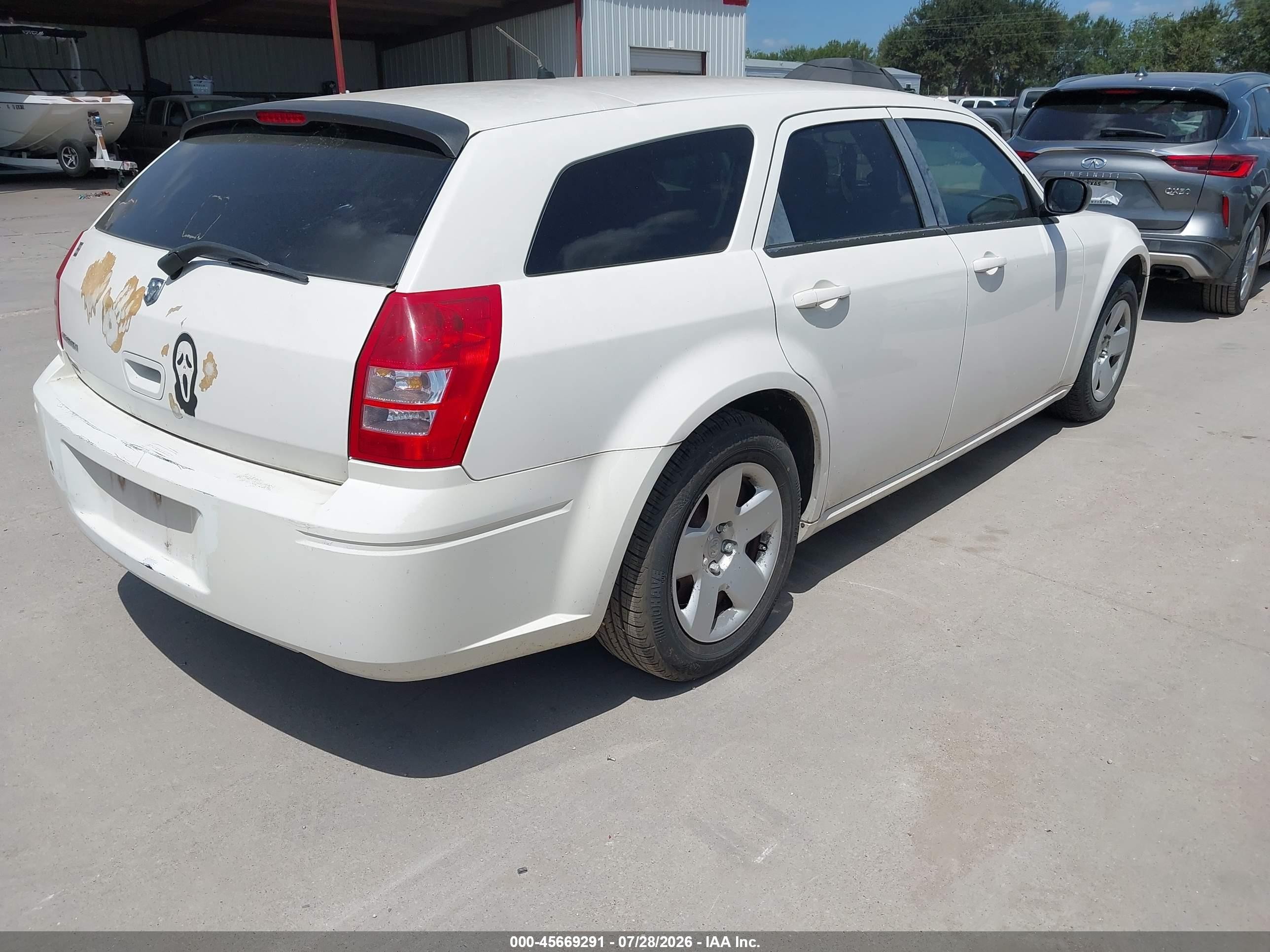 2008 Dodge Magnum   White vin: 2D4FV47T78H221513