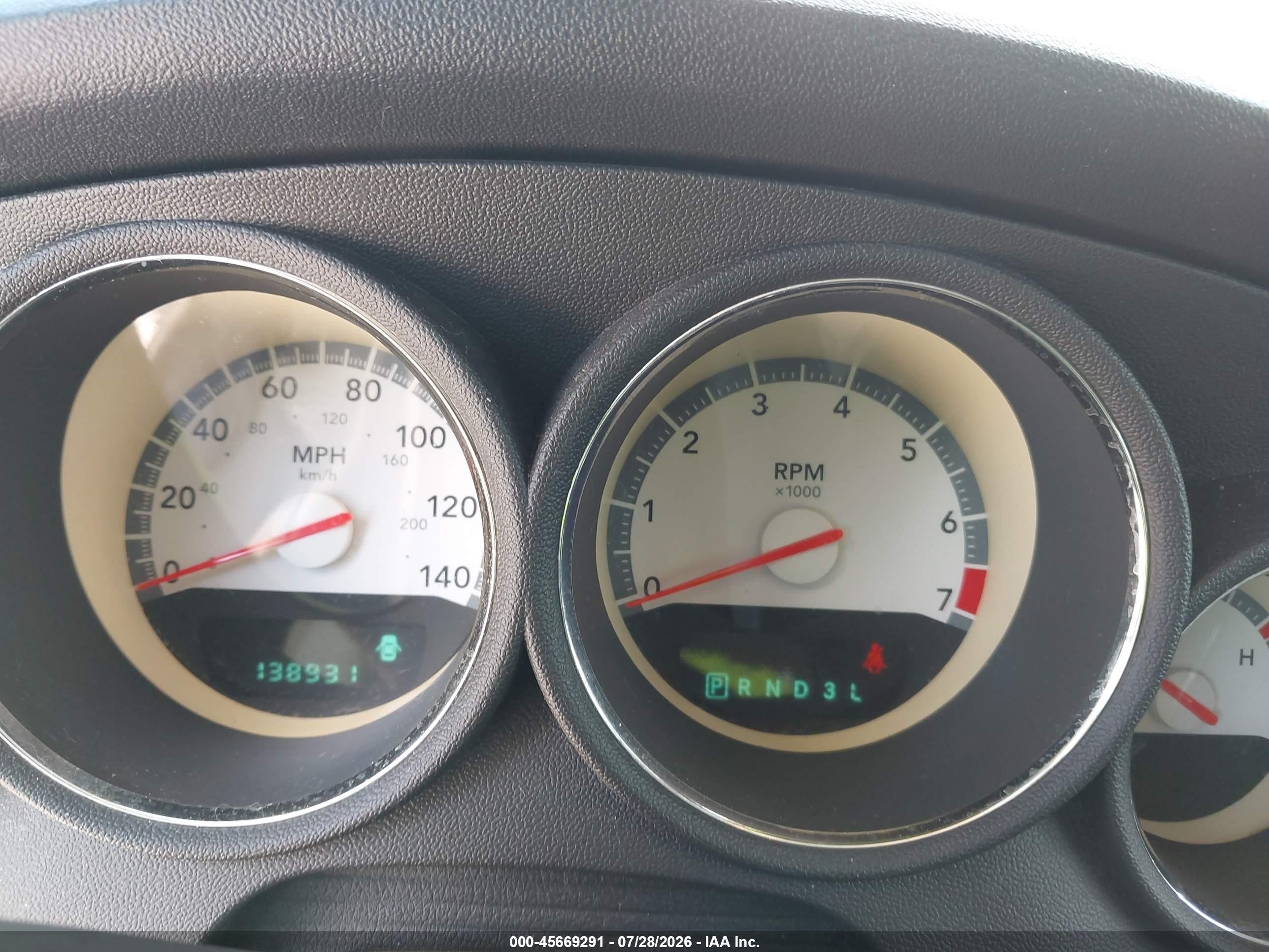 2008 Dodge Magnum   White vin: 2D4FV47T78H221513