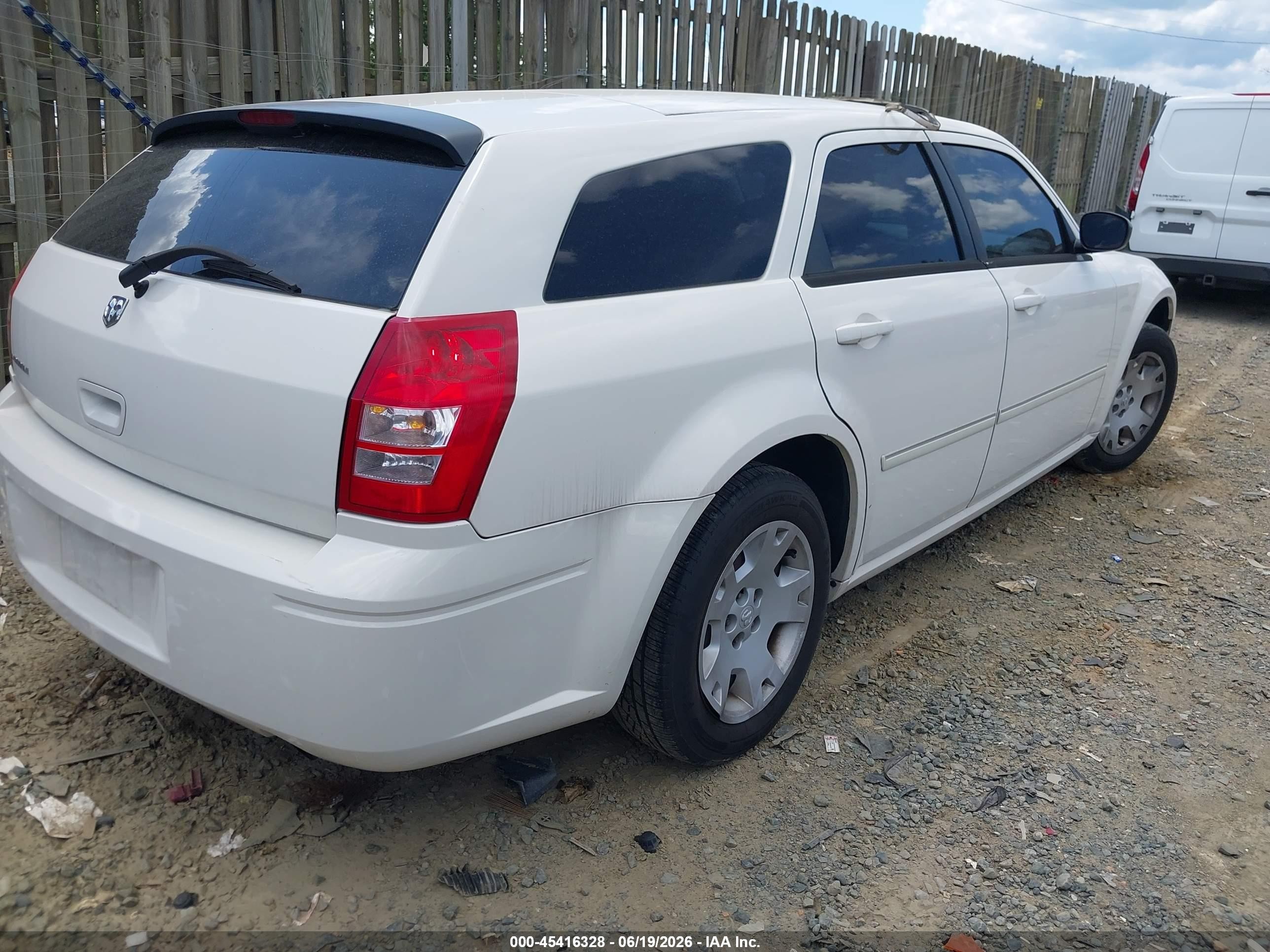 2007 Dodge Magnum   White vin: 2D4FV47T87H663358