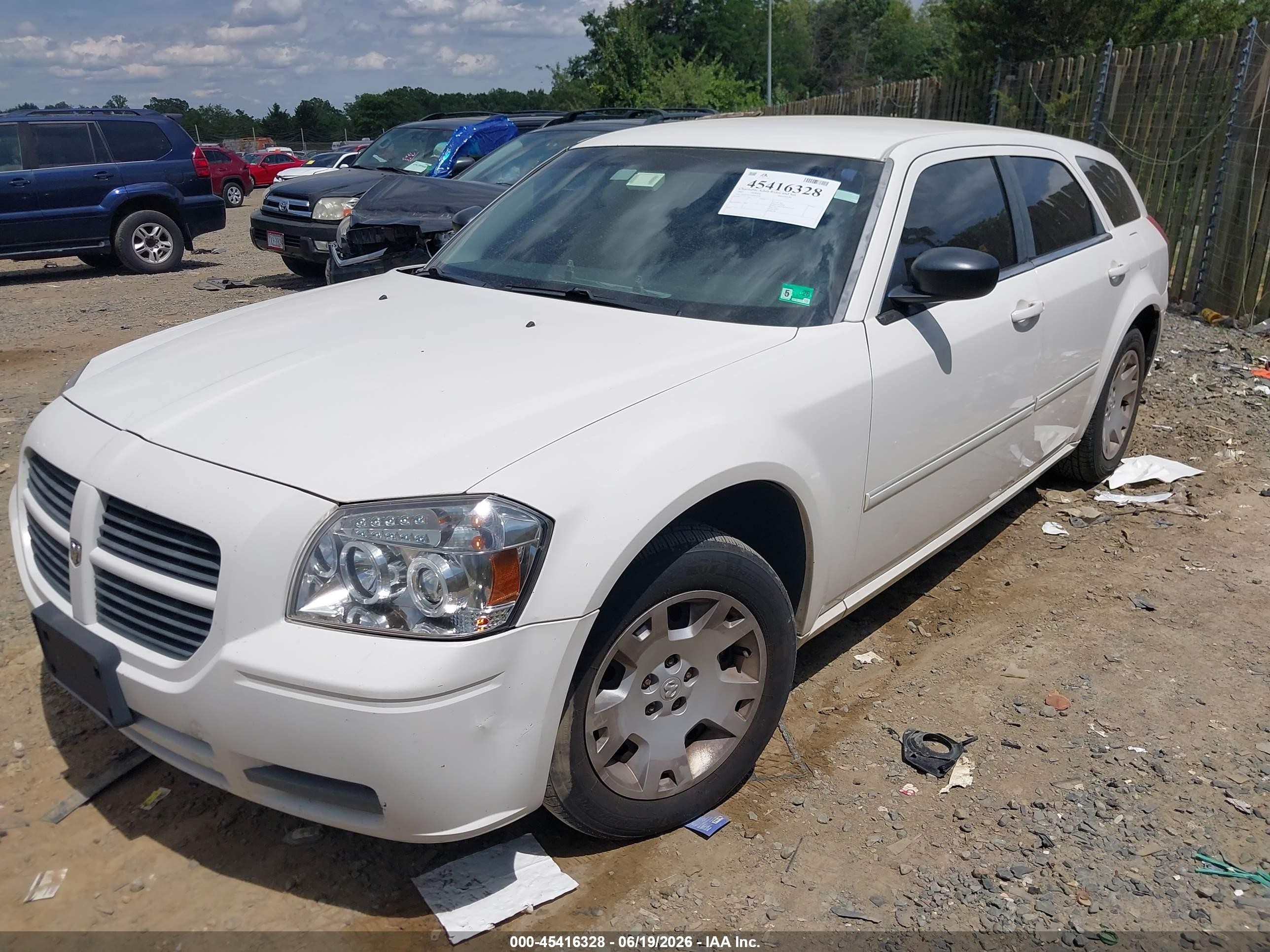 2007 Dodge Magnum   White vin: 2D4FV47T87H663358