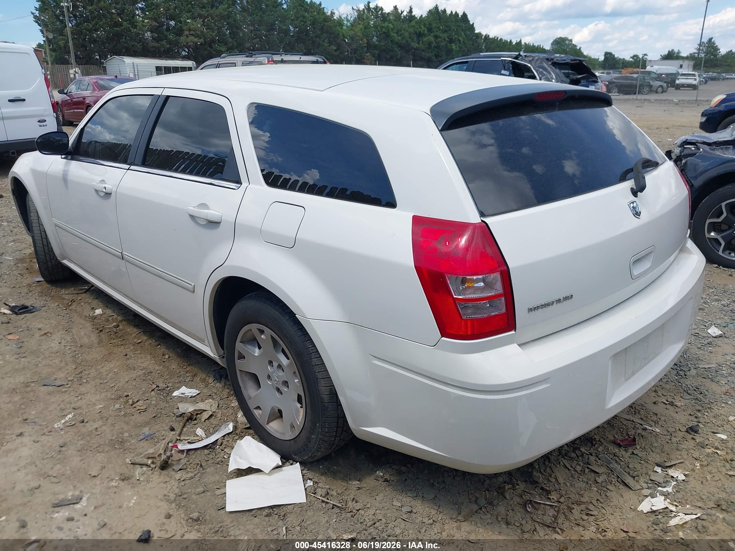 2007 Dodge Magnum   White vin: 2D4FV47T87H663358
