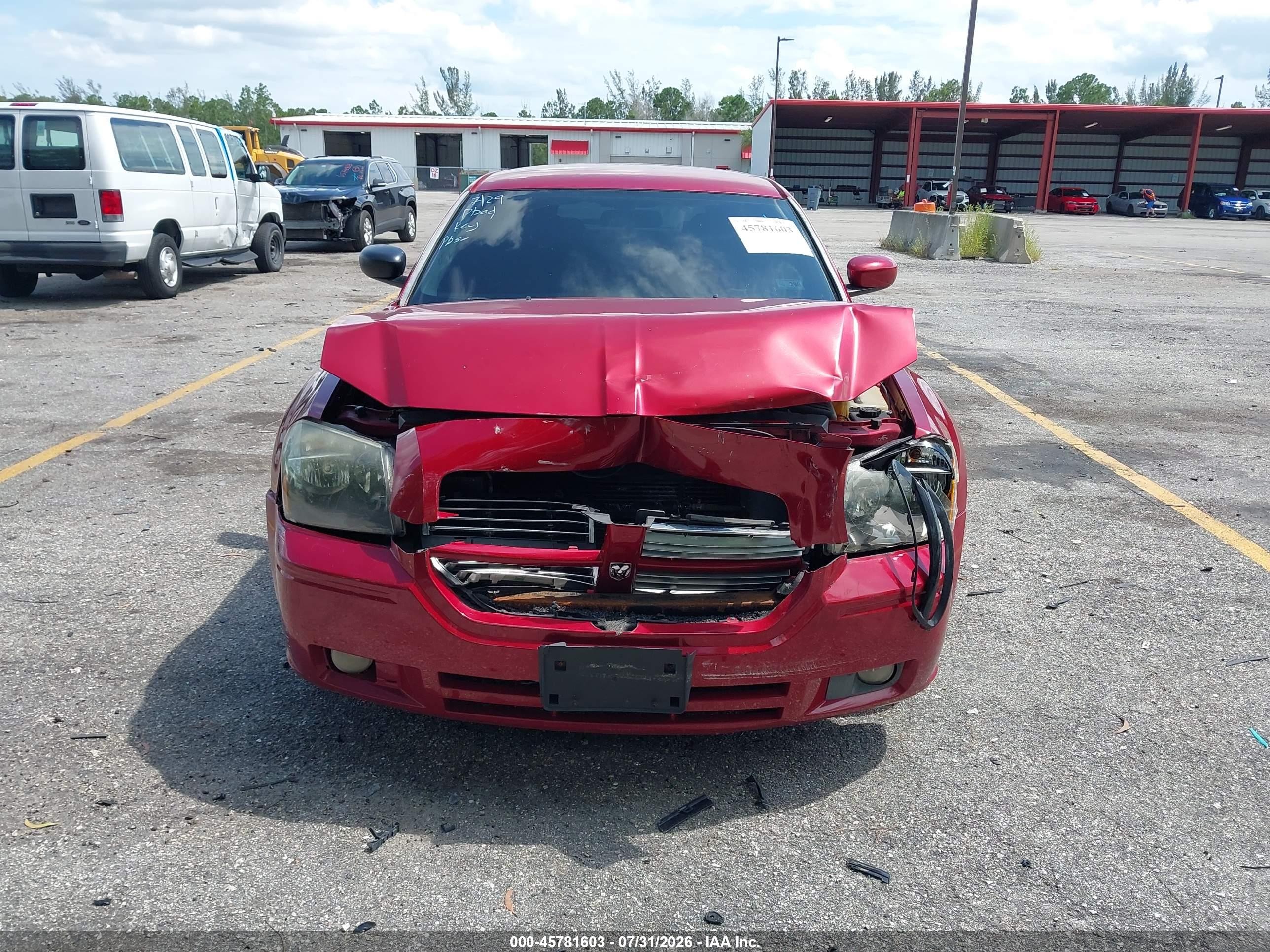 2006 Dodge Magnum   Red vin: 2D4FV47V06H453997