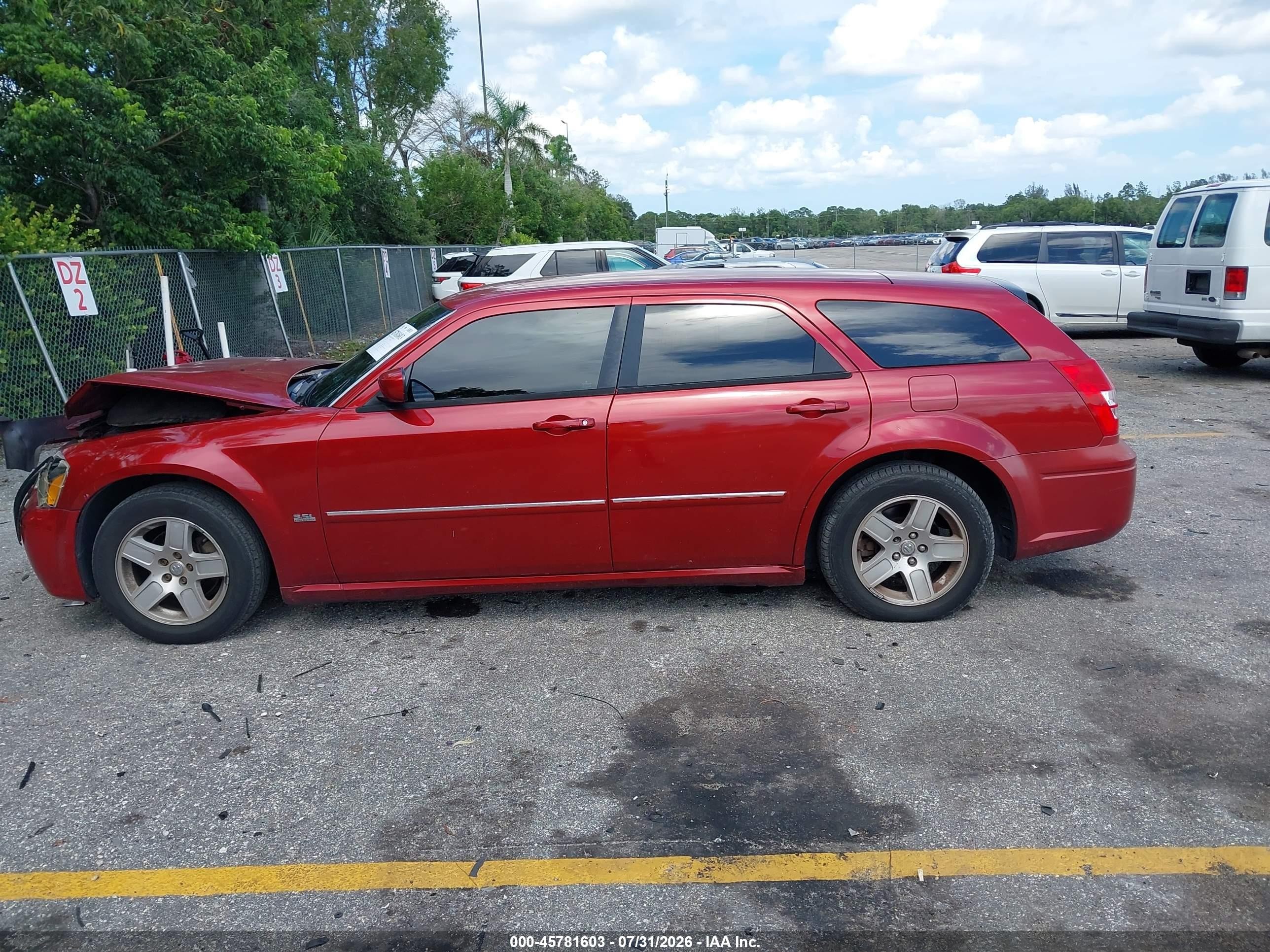 2006 Dodge Magnum   Red vin: 2D4FV47V06H453997