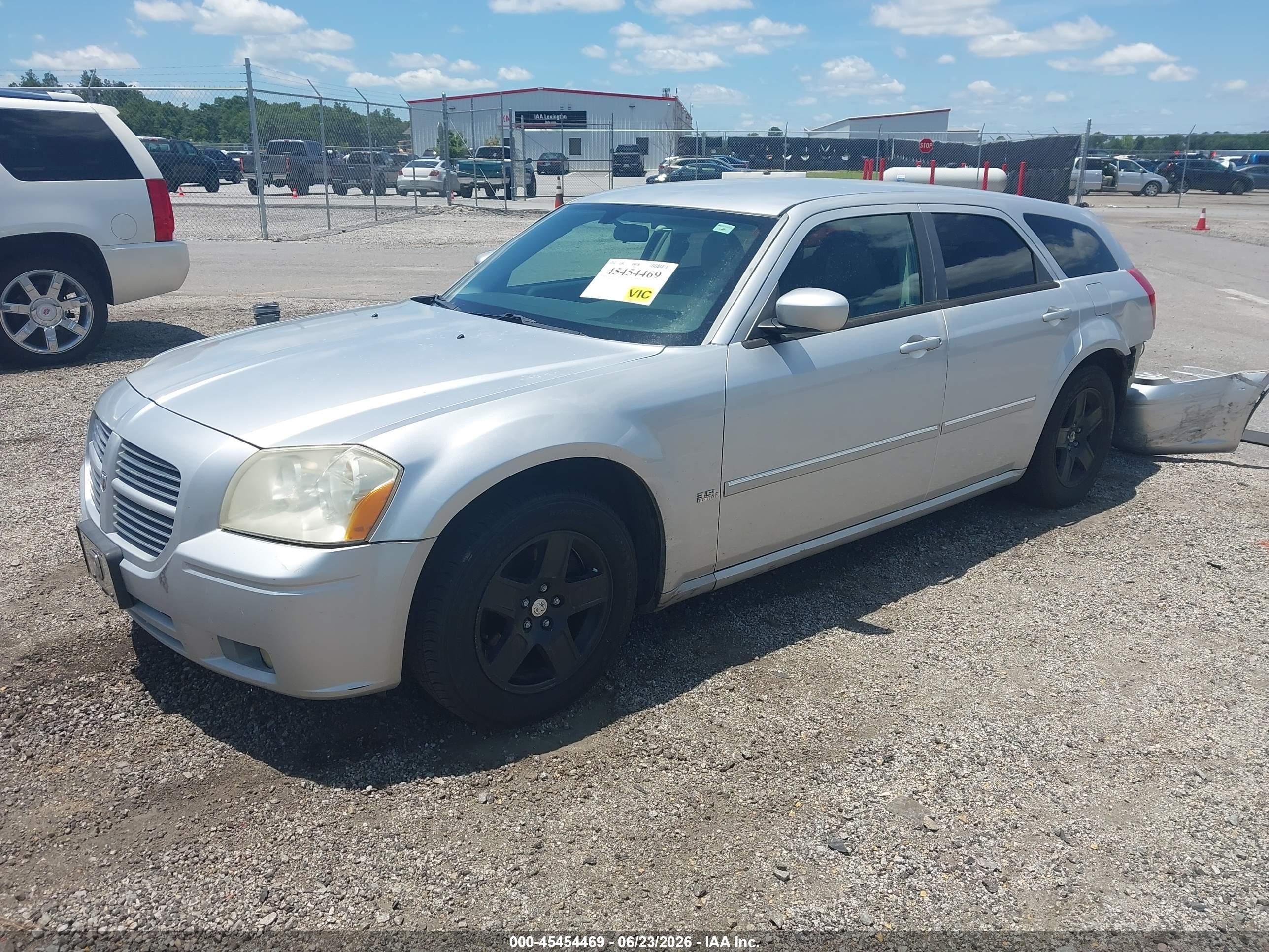 2006 Dodge Magnum   Silver vin: 2D4FV47V36H128308
