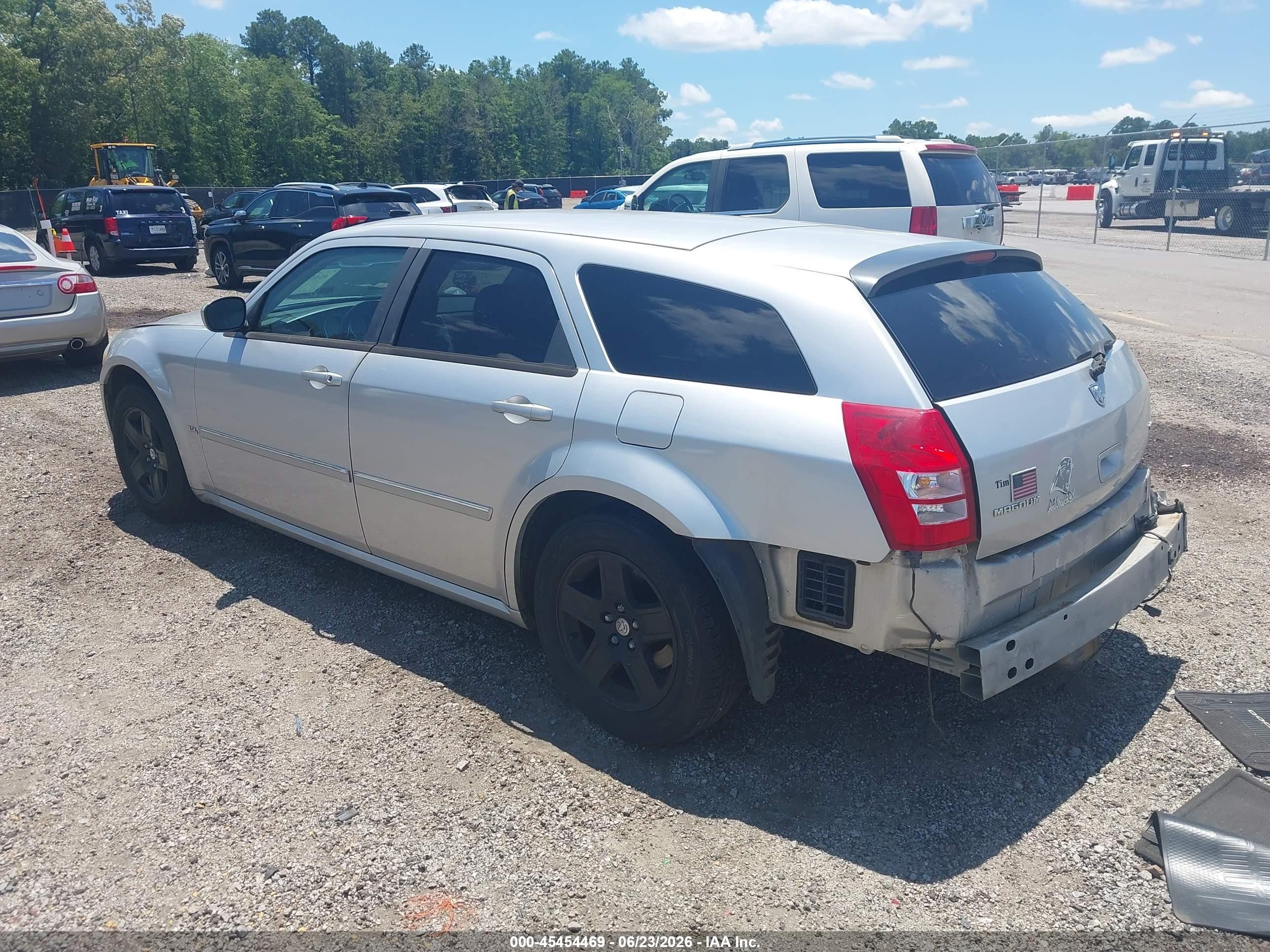 2006 Dodge Magnum   Silver vin: 2D4FV47V36H128308