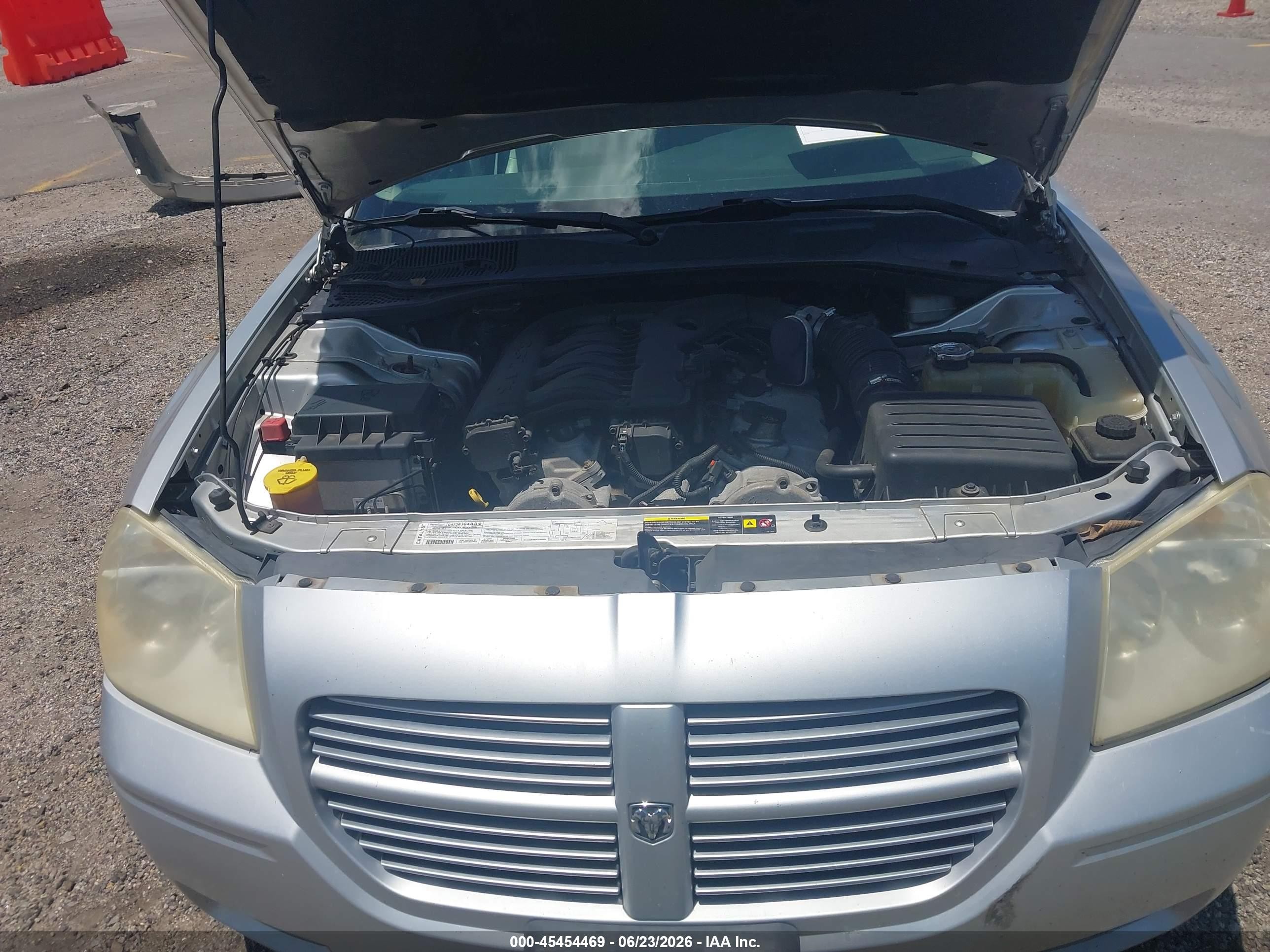 2006 Dodge Magnum   Silver vin: 2D4FV47V36H128308