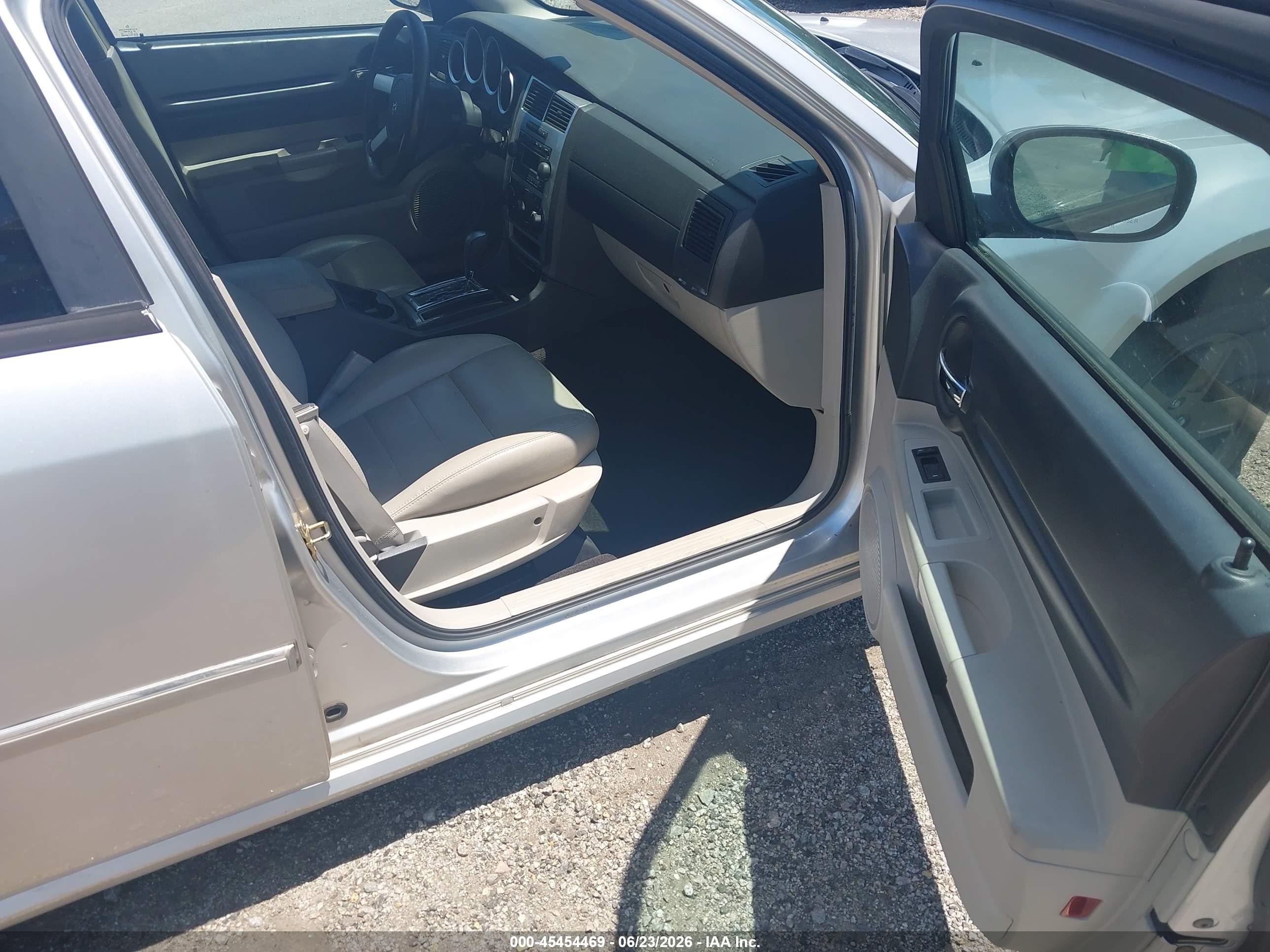 2006 Dodge Magnum   Silver vin: 2D4FV47V36H128308