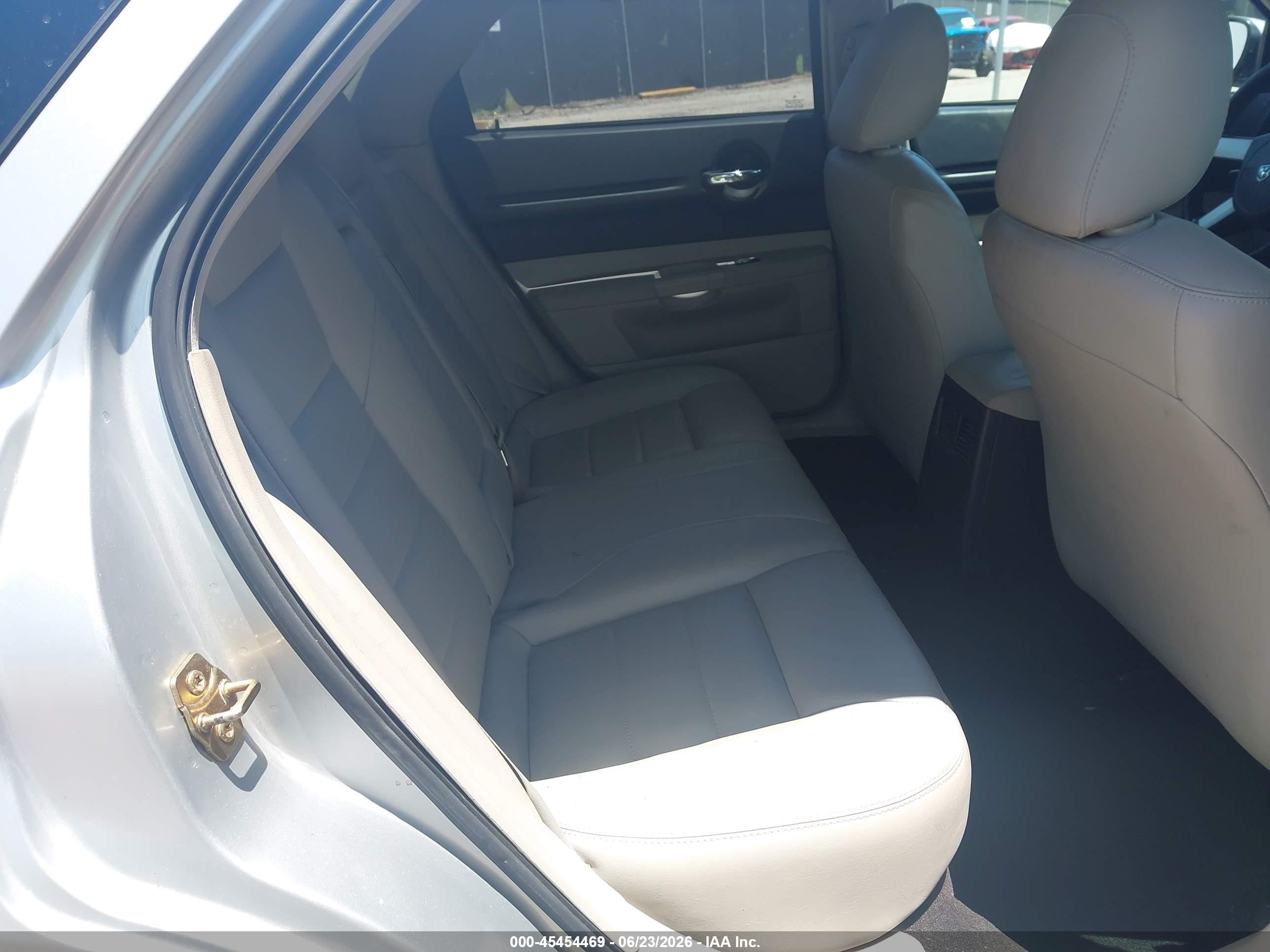 2006 Dodge Magnum   Silver vin: 2D4FV47V36H128308