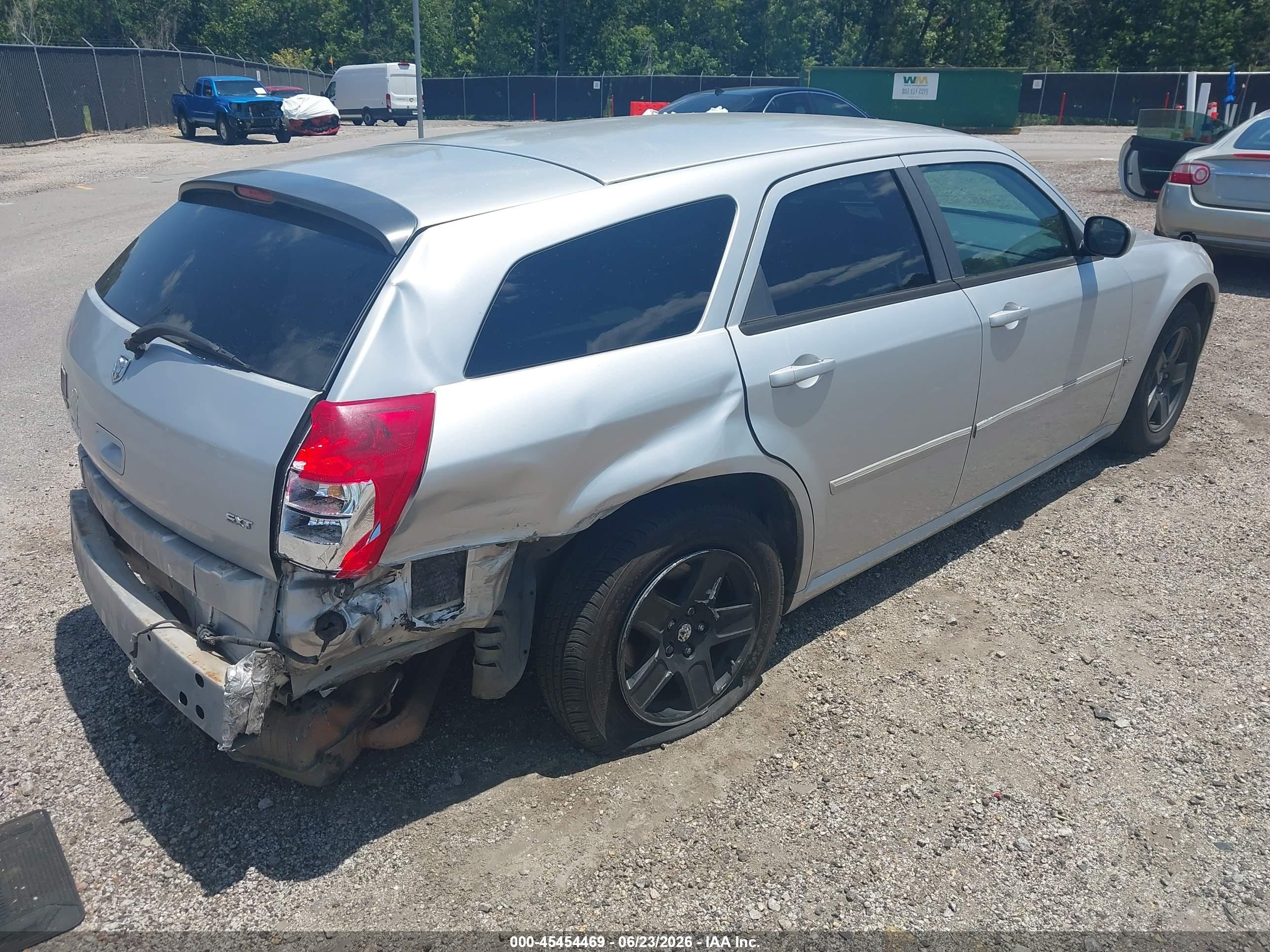 2006 Dodge Magnum   Silver vin: 2D4FV47V36H128308