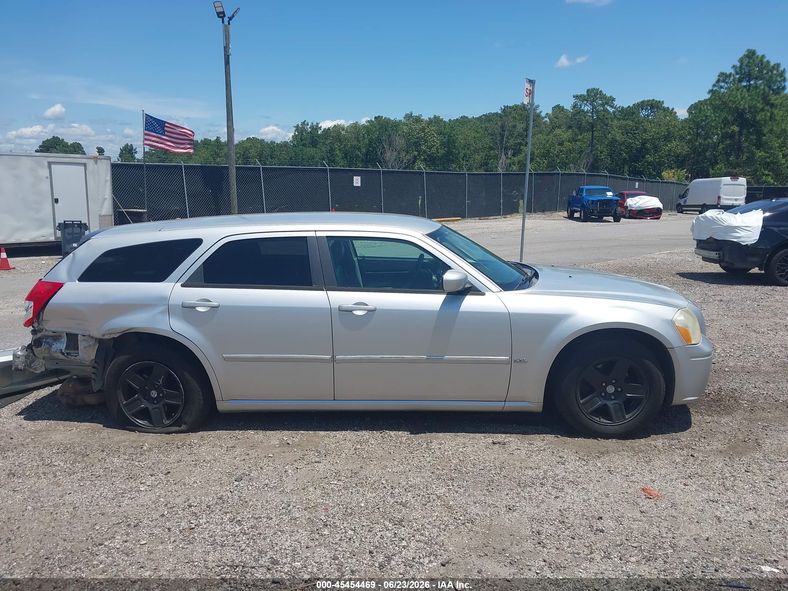 2006 Dodge Magnum   Silver vin: 2D4FV47V36H128308