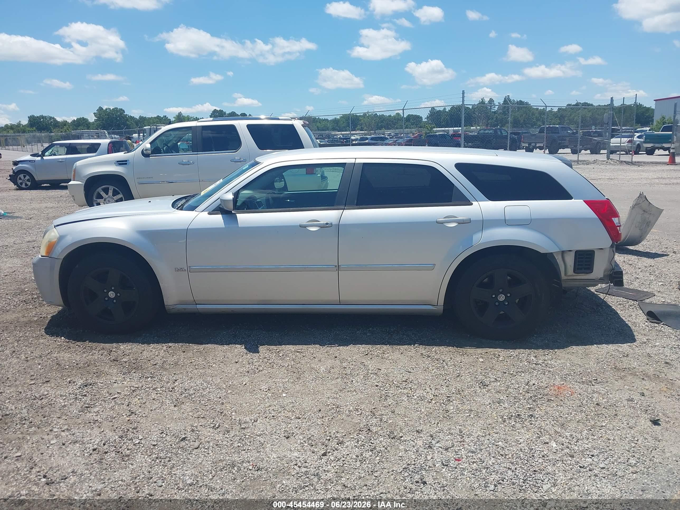 2006 Dodge Magnum   Silver vin: 2D4FV47V36H128308