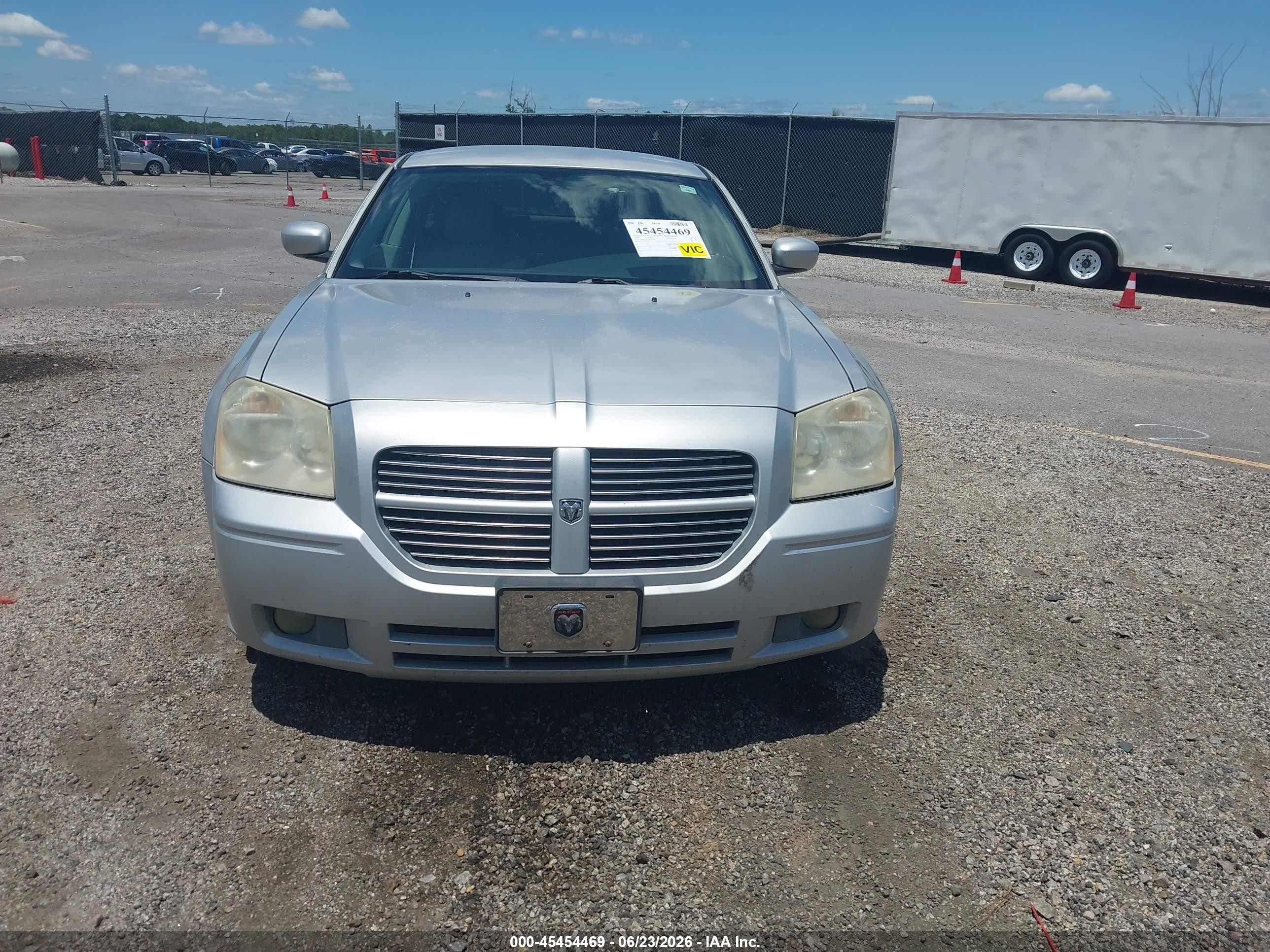 2006 Dodge Magnum   Silver vin: 2D4FV47V36H128308