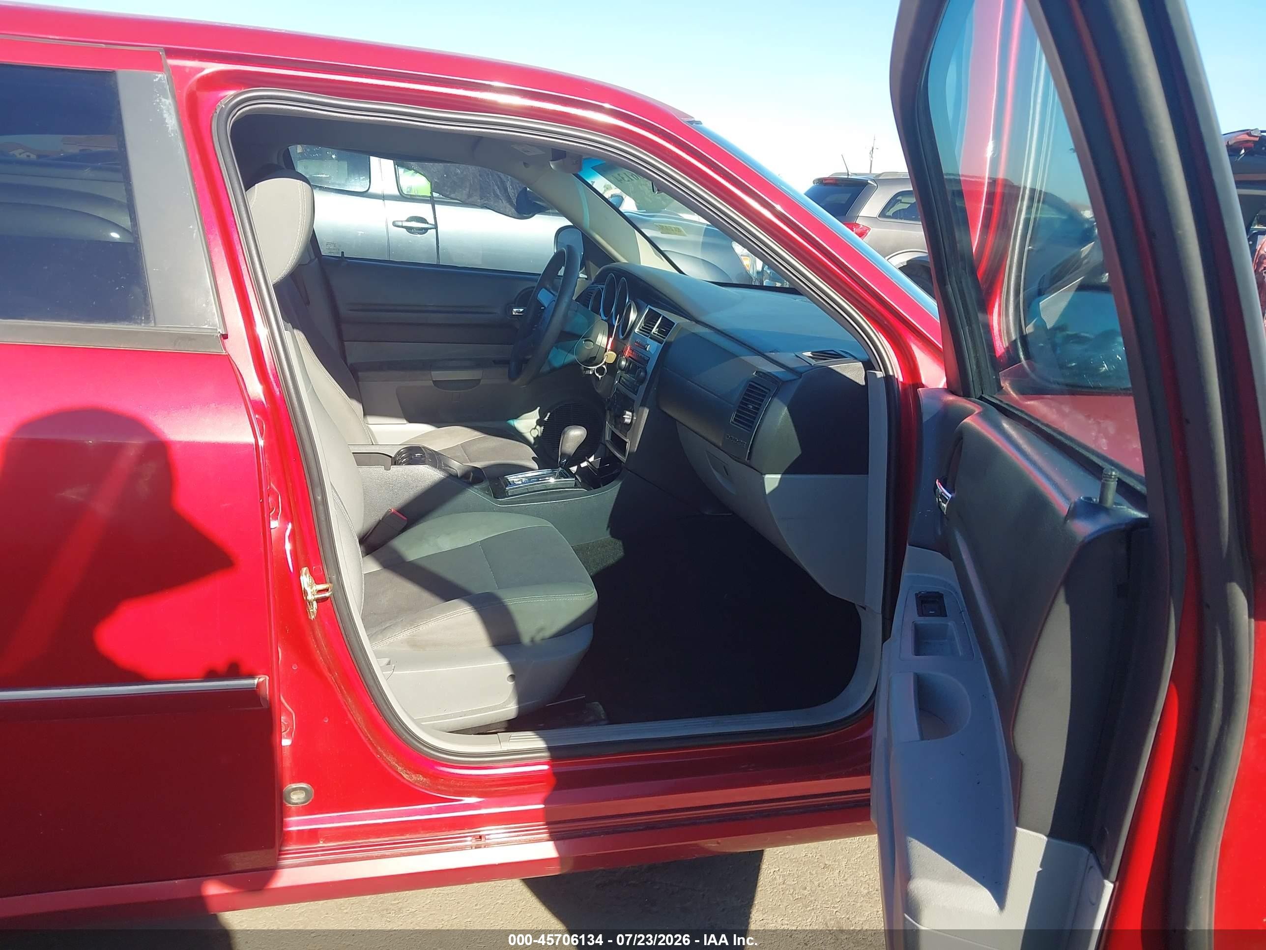 2006 Dodge Magnum   Red vin: 2D4FV47V36H443660