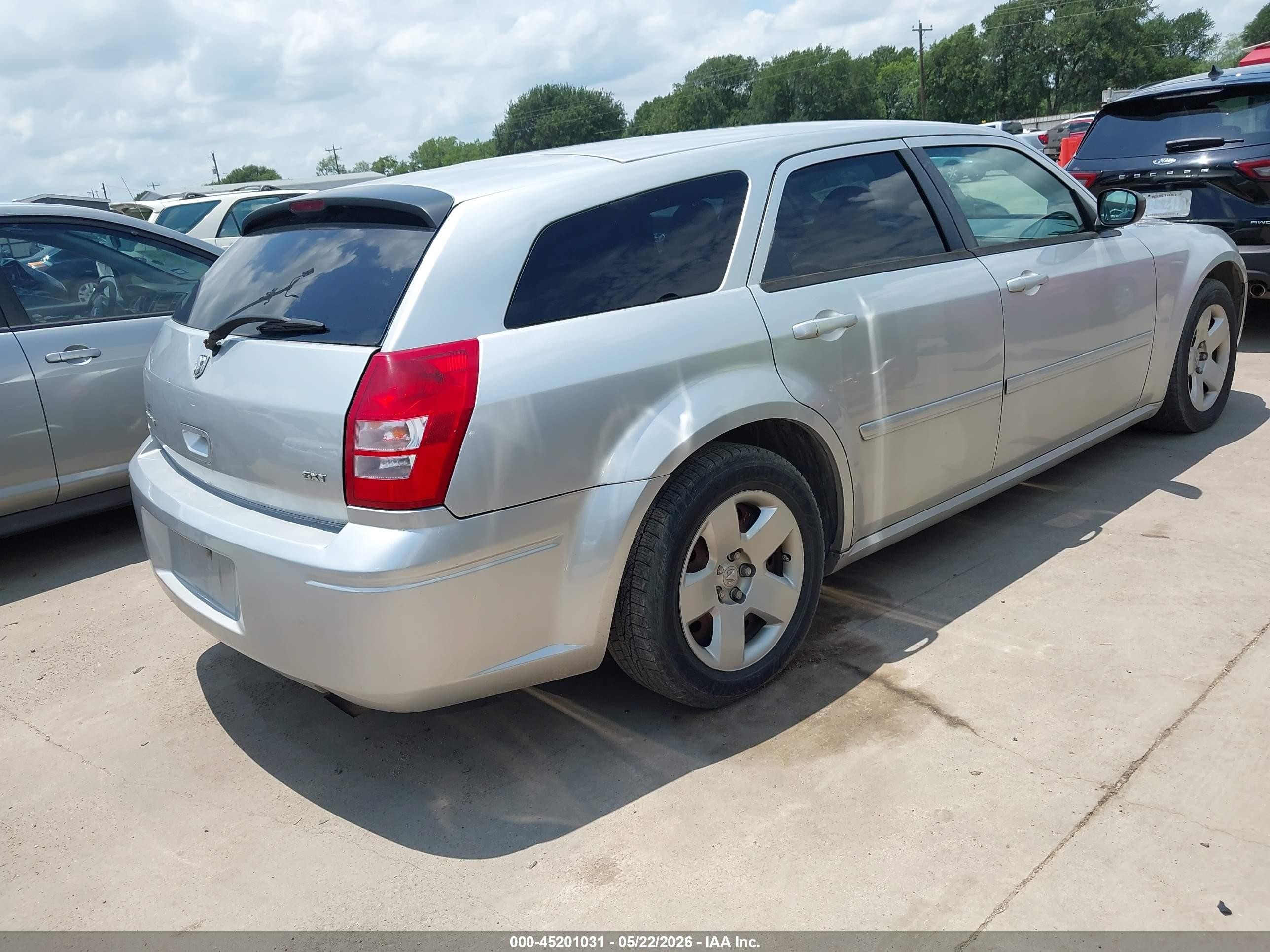 2005 Dodge Magnum   Silver vin: 2D4FV48V95H559264