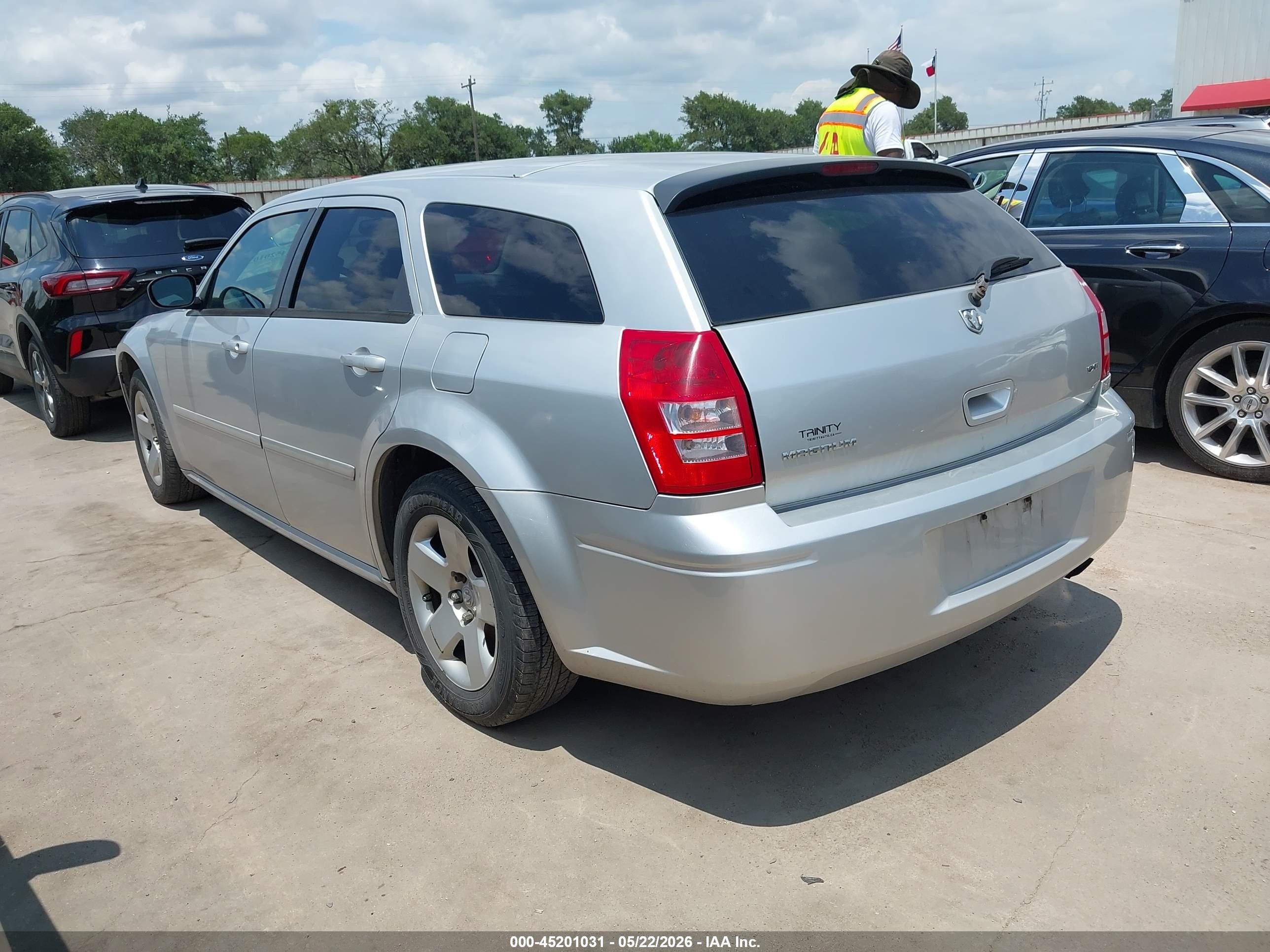 2005 Dodge Magnum   Silver vin: 2D4FV48V95H559264