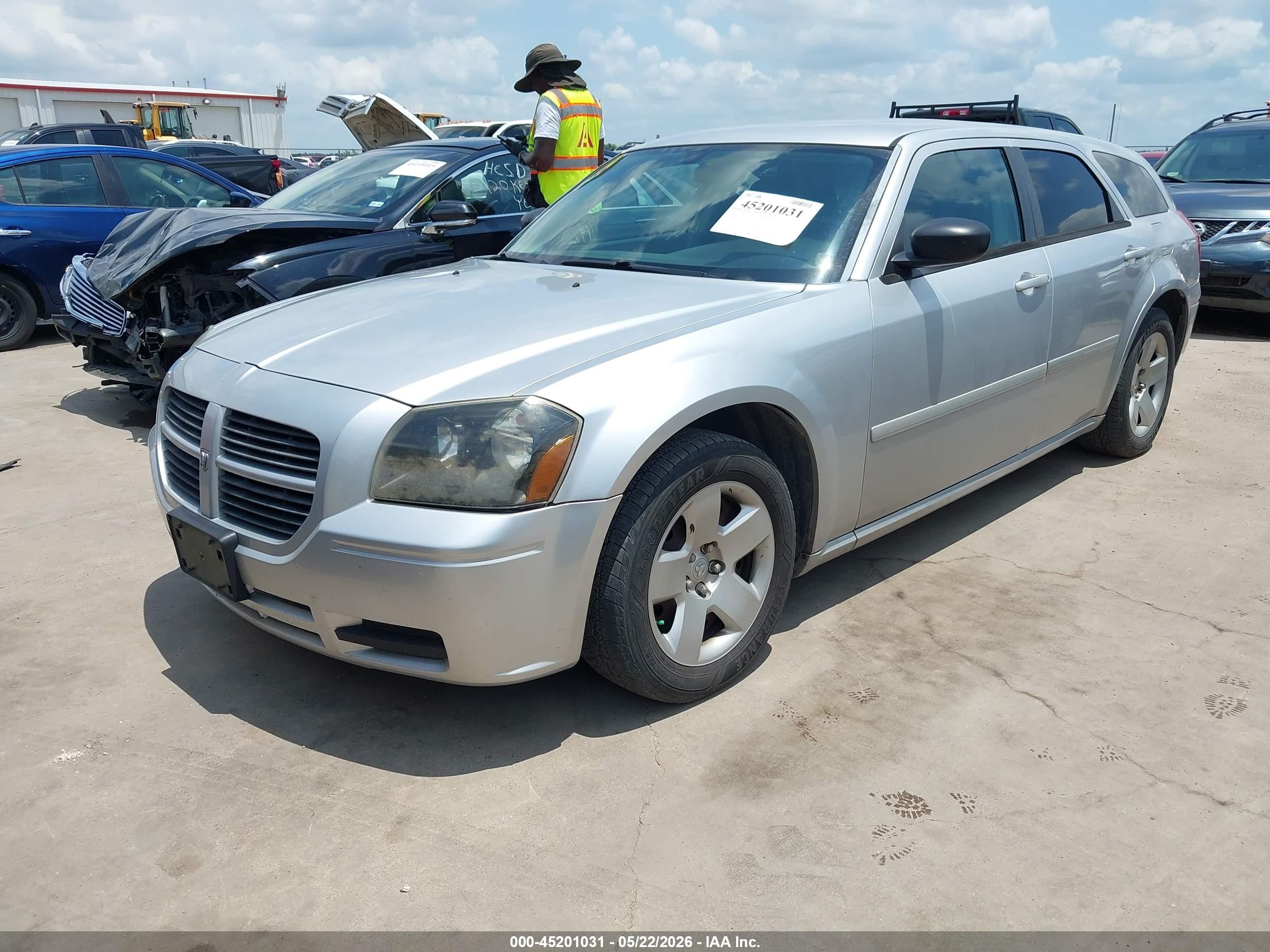2005 Dodge Magnum   Silver vin: 2D4FV48V95H559264