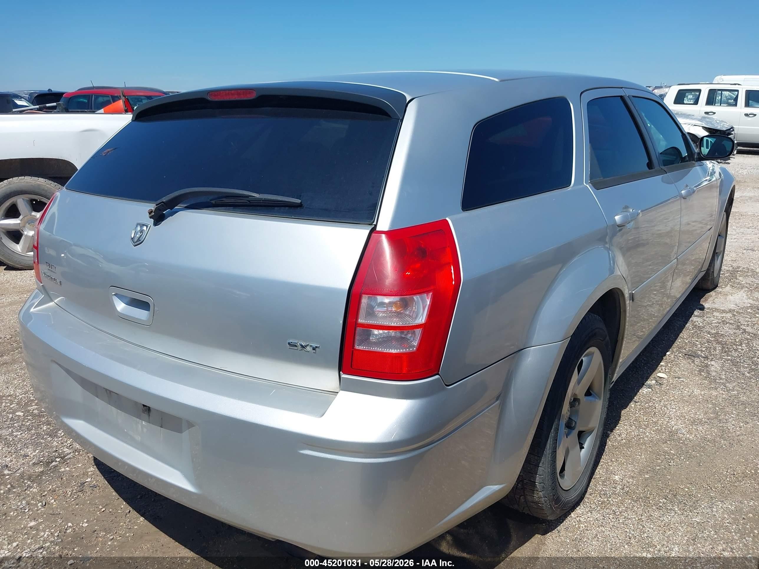 2005 Dodge Magnum   Silver vin: 2D4FV48V95H559264