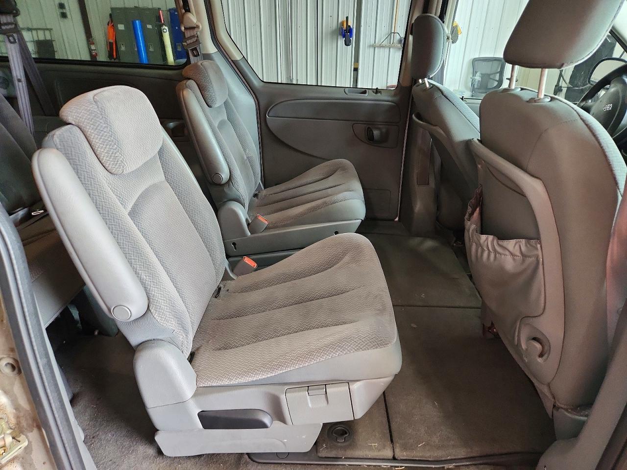 2005 Dodge Grand Caravan Se Silver vin: 2D4GP24R15R268957