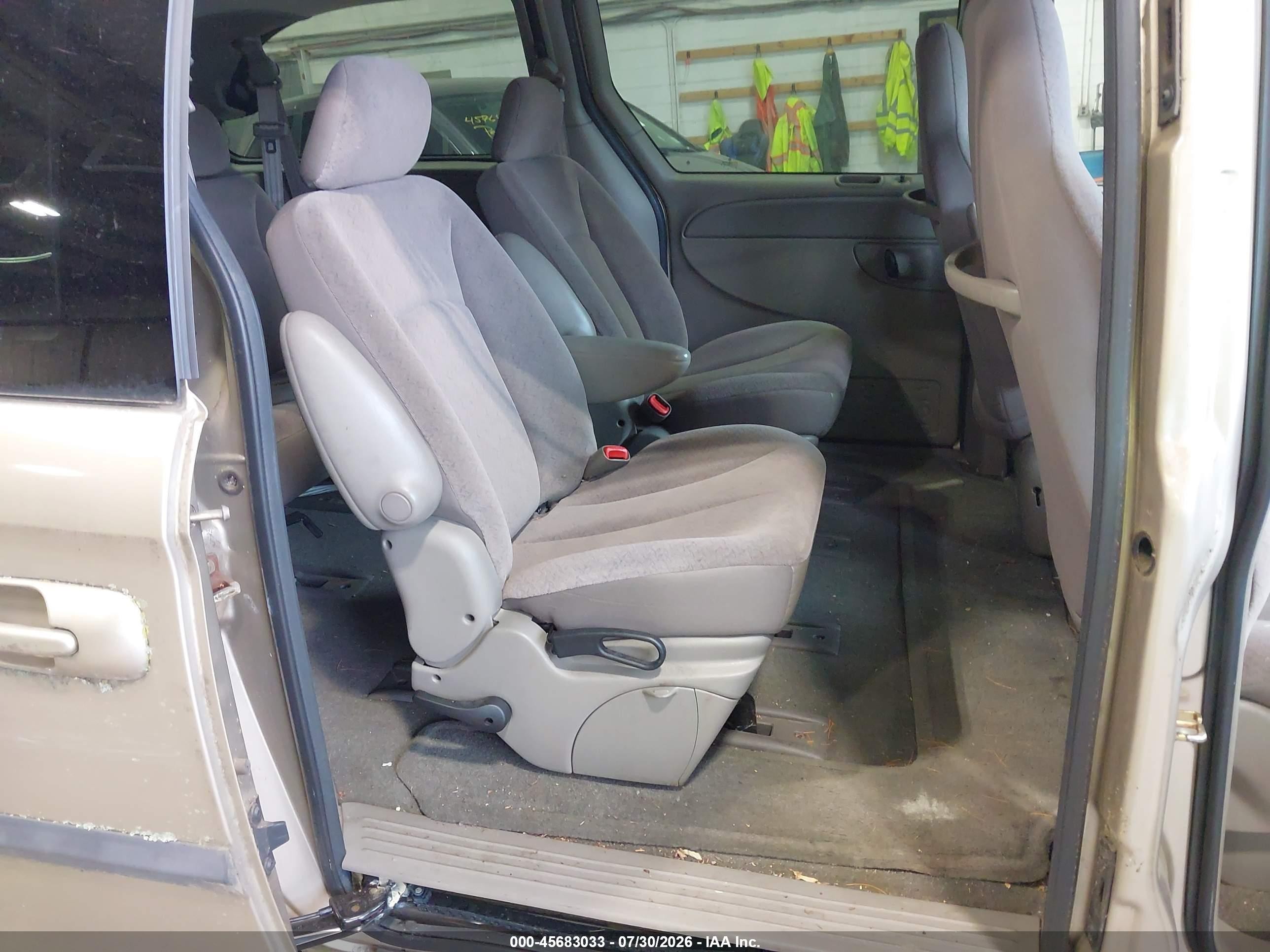 2003 Dodge Grand Caravan Sport Gold vin: 2D4GP44393R220384