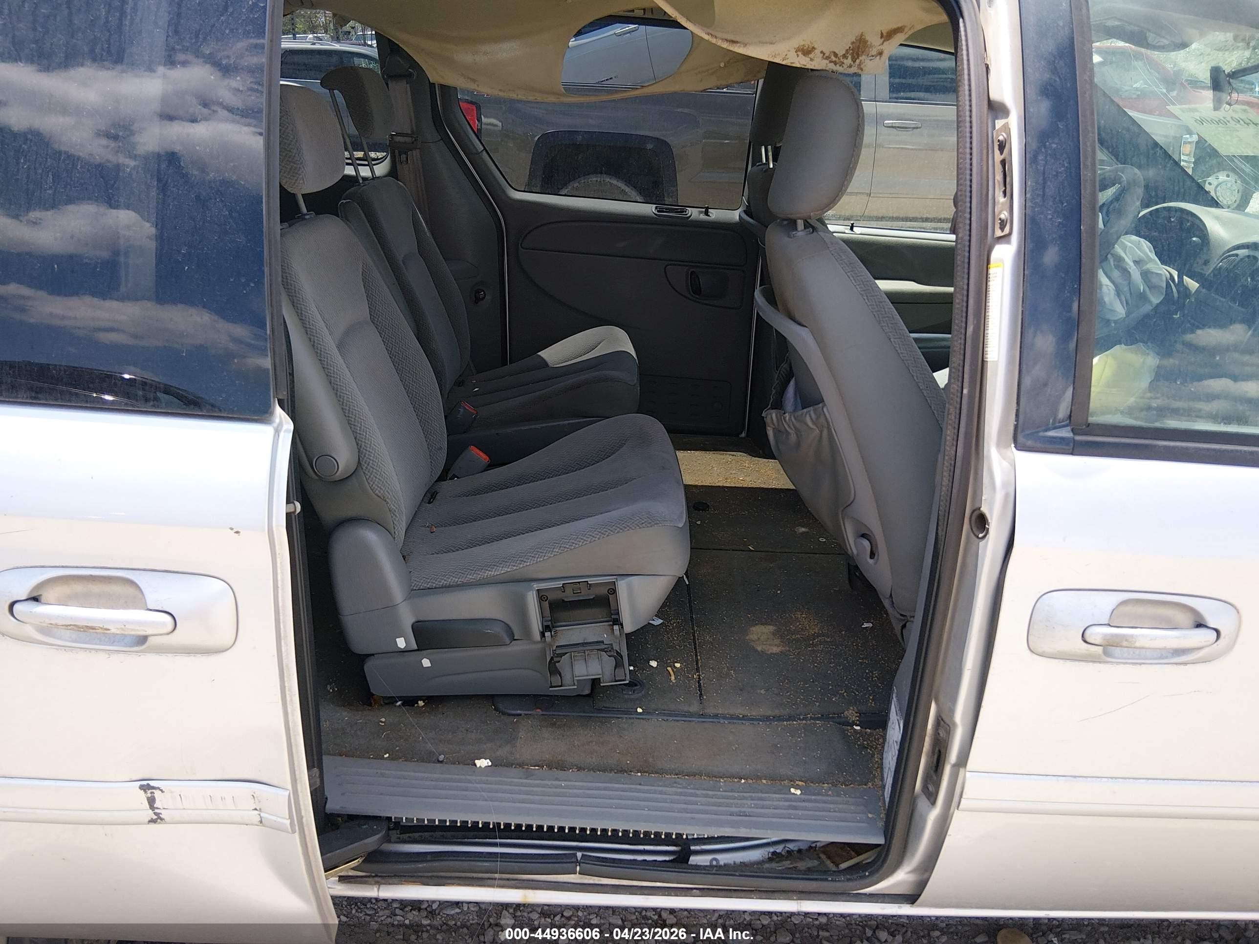 2005 Dodge Grand Caravan Sxt Серебряный vin: 2D4GP44L15R159549