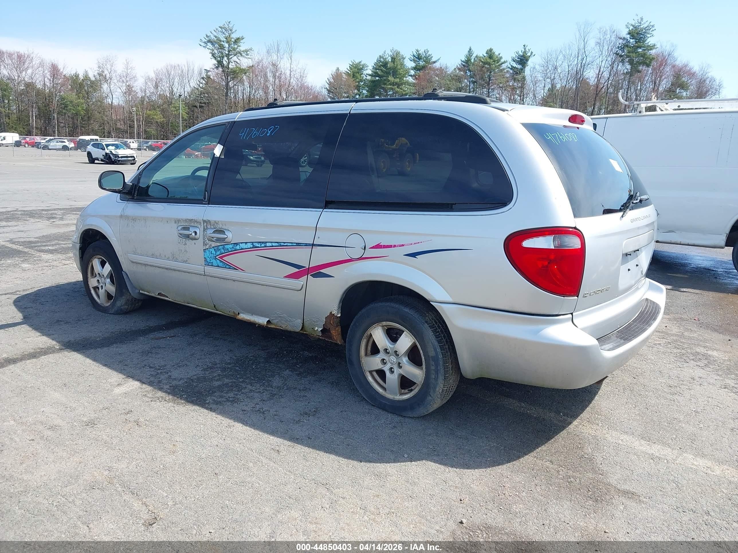 2005 Dodge Grand Caravan Sxt Silver vin: 2D4GP44L15R336391