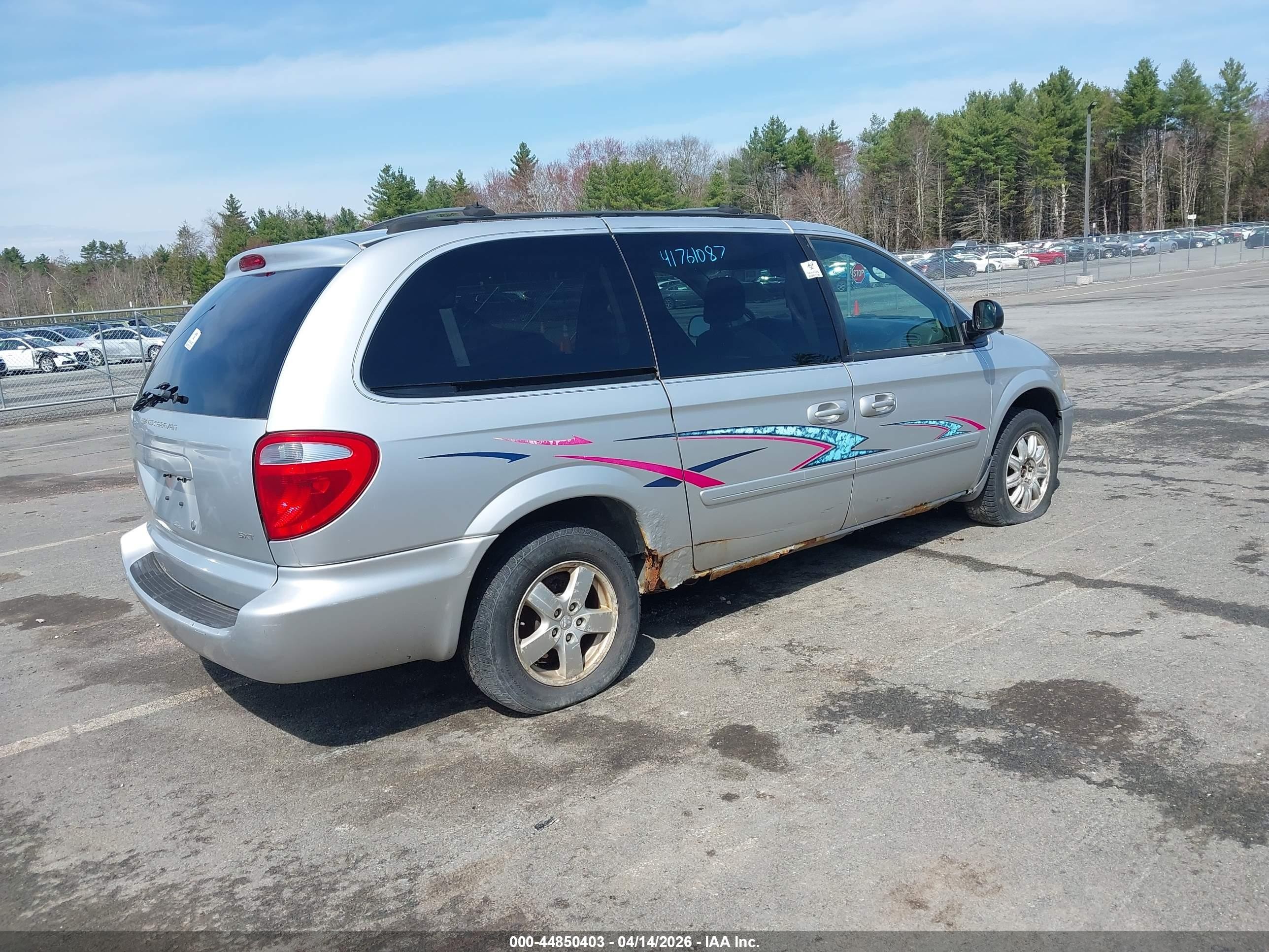 2005 Dodge Grand Caravan Sxt Silver vin: 2D4GP44L15R336391