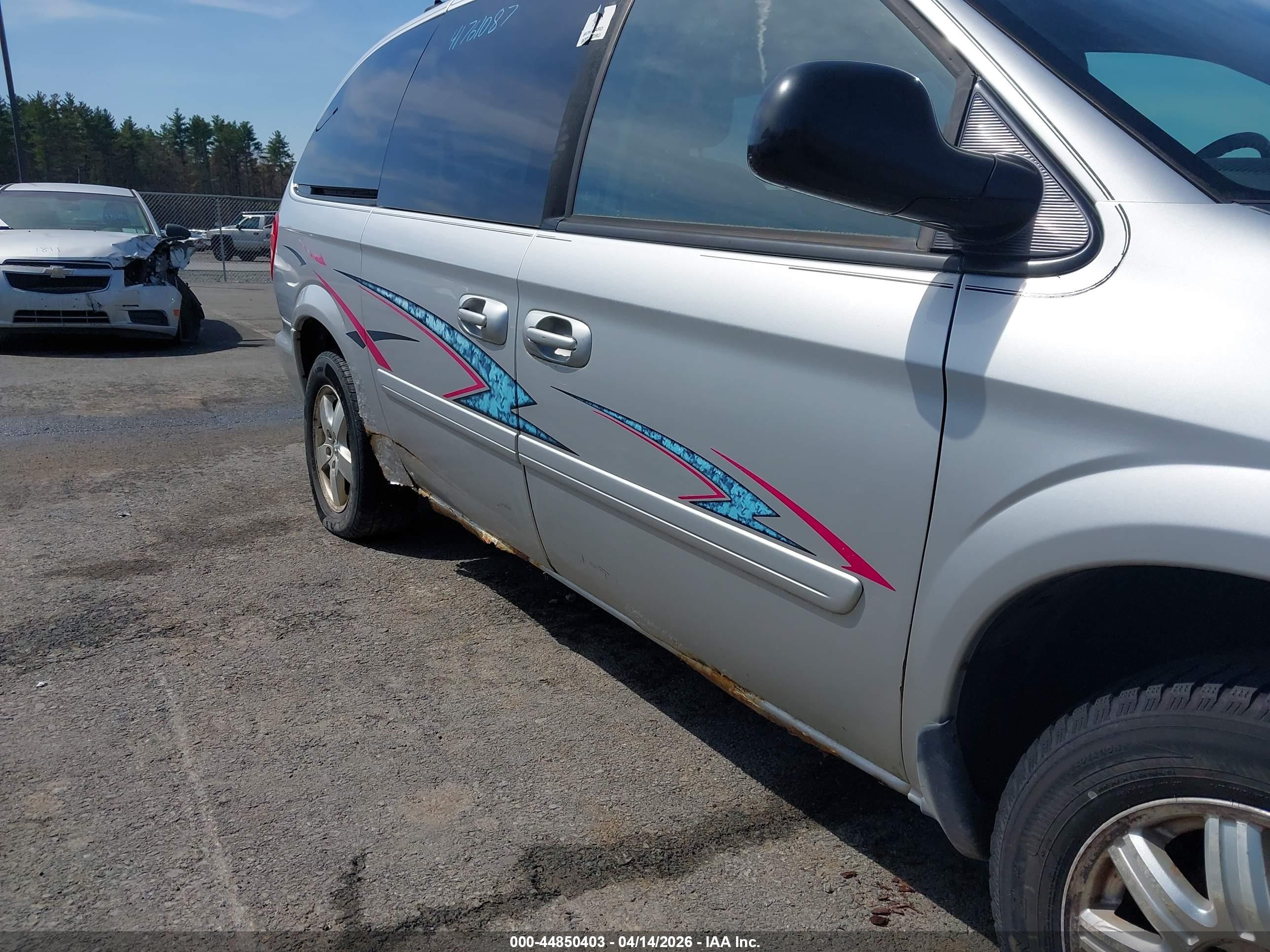 2005 Dodge Grand Caravan Sxt Silver vin: 2D4GP44L15R336391