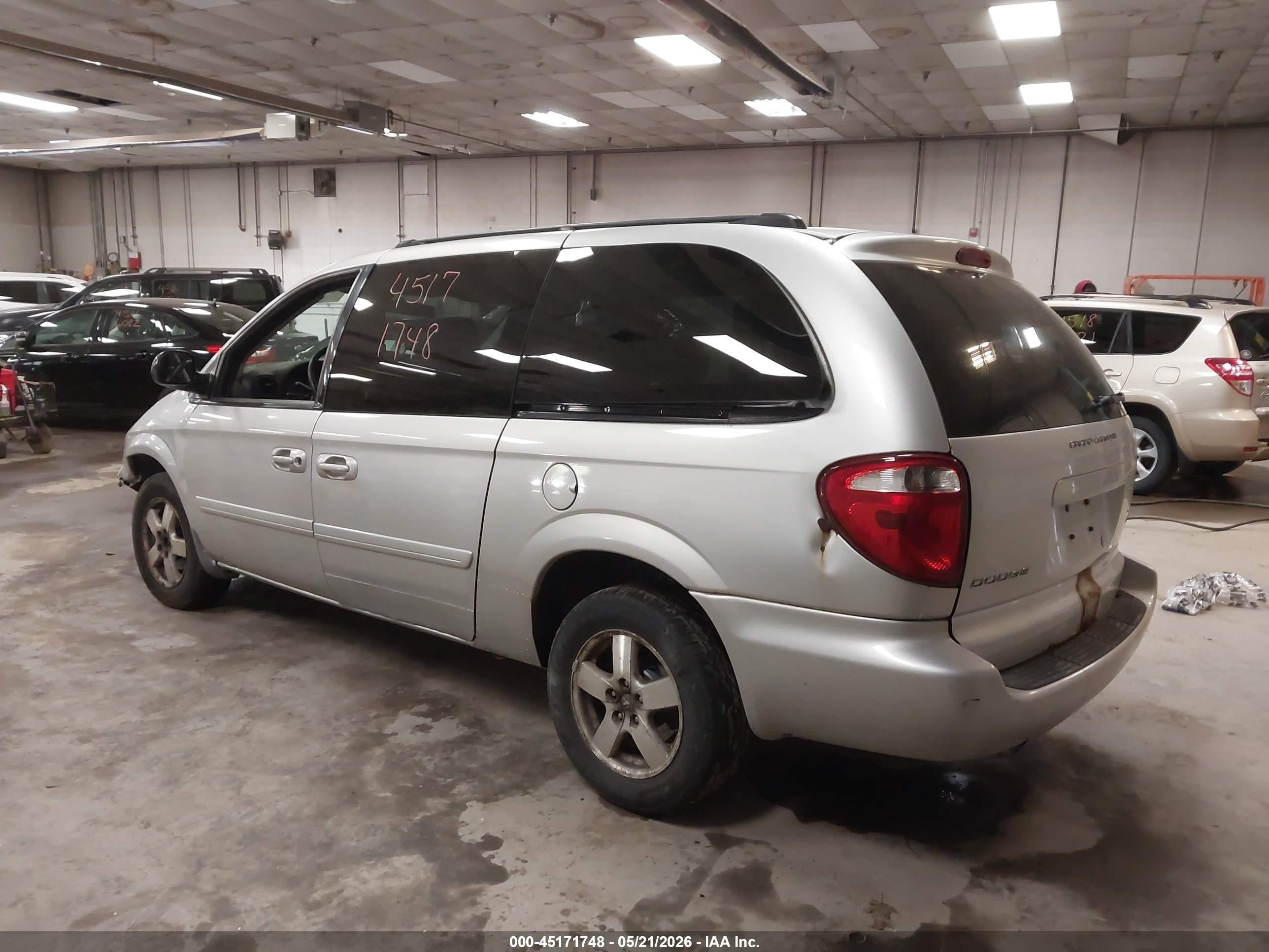 2005 Dodge Grand Caravan Sxt Серебряный vin: 2D4GP44L15R455817
