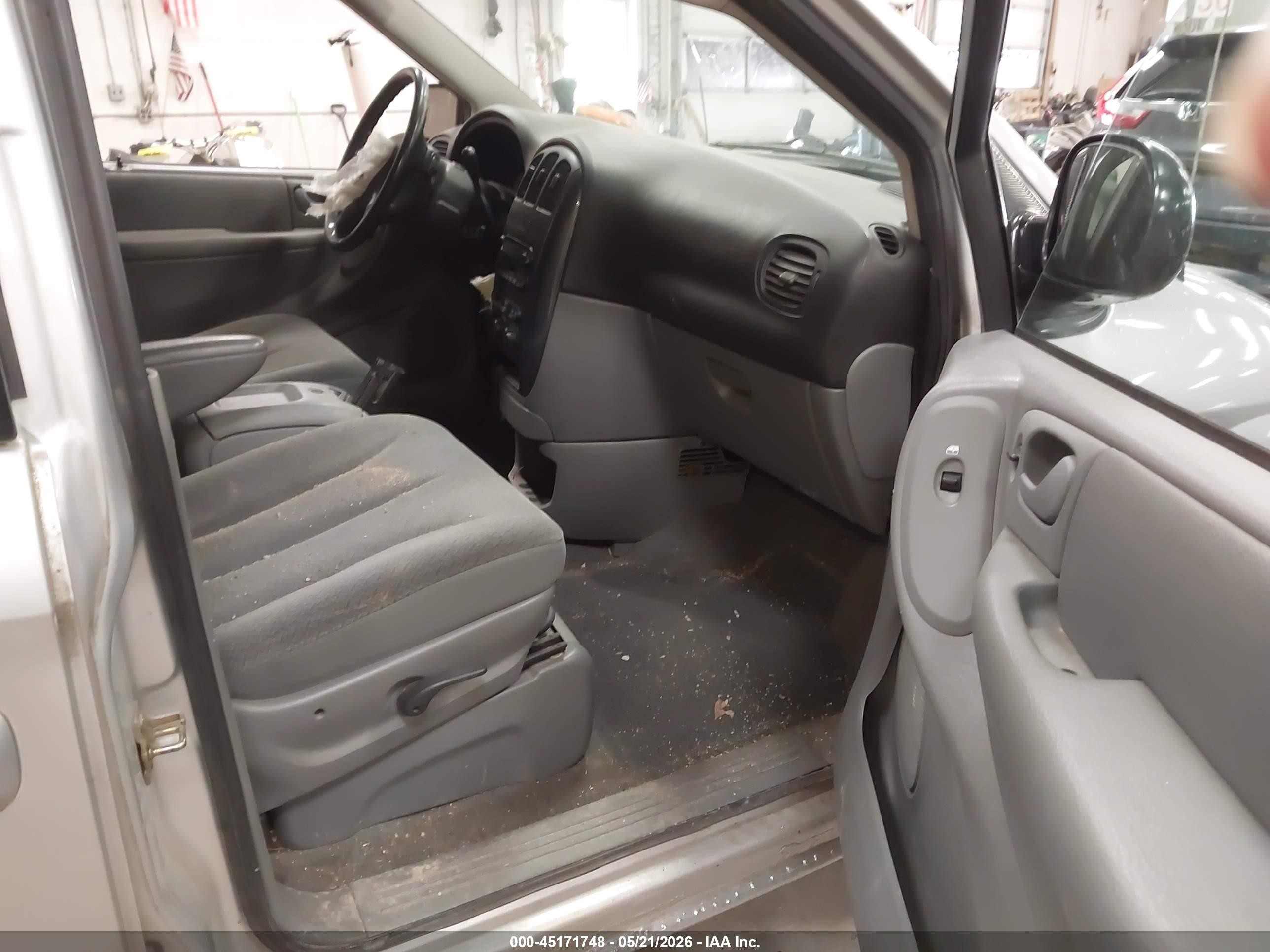 2005 Dodge Grand Caravan Sxt Серебряный vin: 2D4GP44L15R455817
