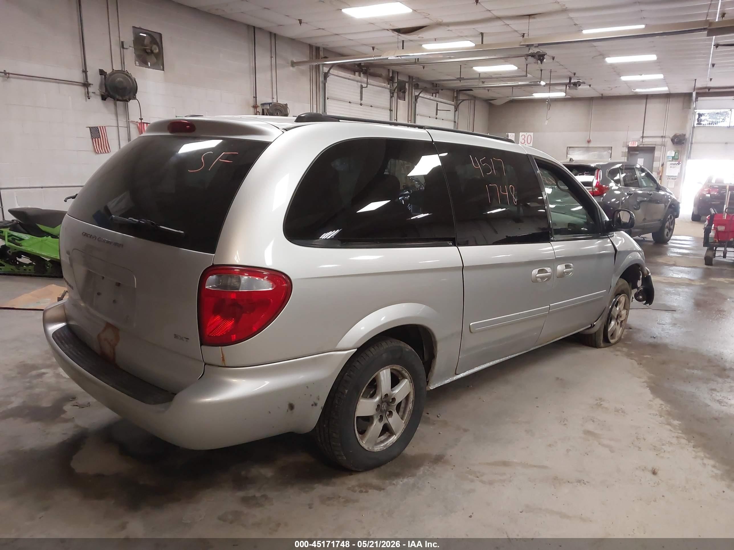 2005 Dodge Grand Caravan Sxt Серебряный vin: 2D4GP44L15R455817