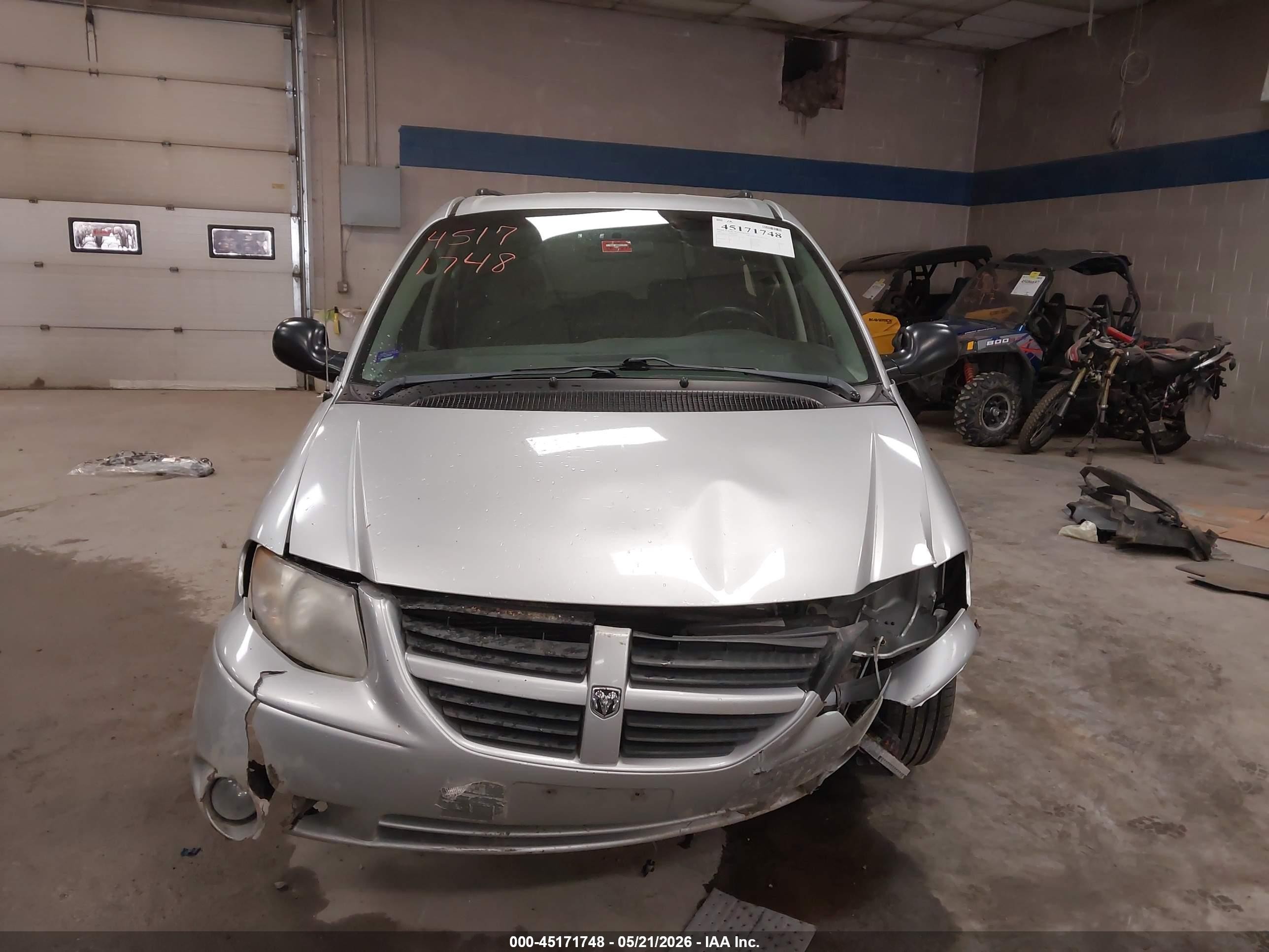 2005 Dodge Grand Caravan Sxt Серебряный vin: 2D4GP44L15R455817