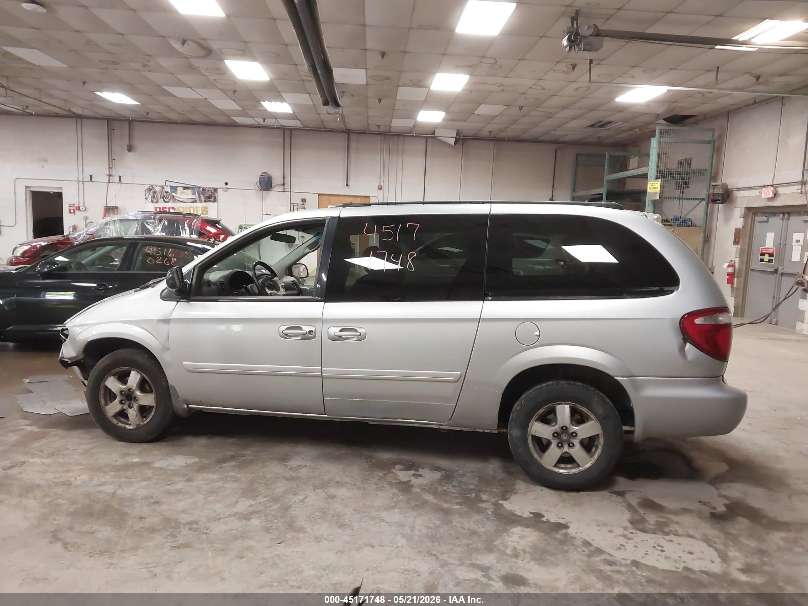 2005 Dodge Grand Caravan Sxt Серебряный vin: 2D4GP44L15R455817