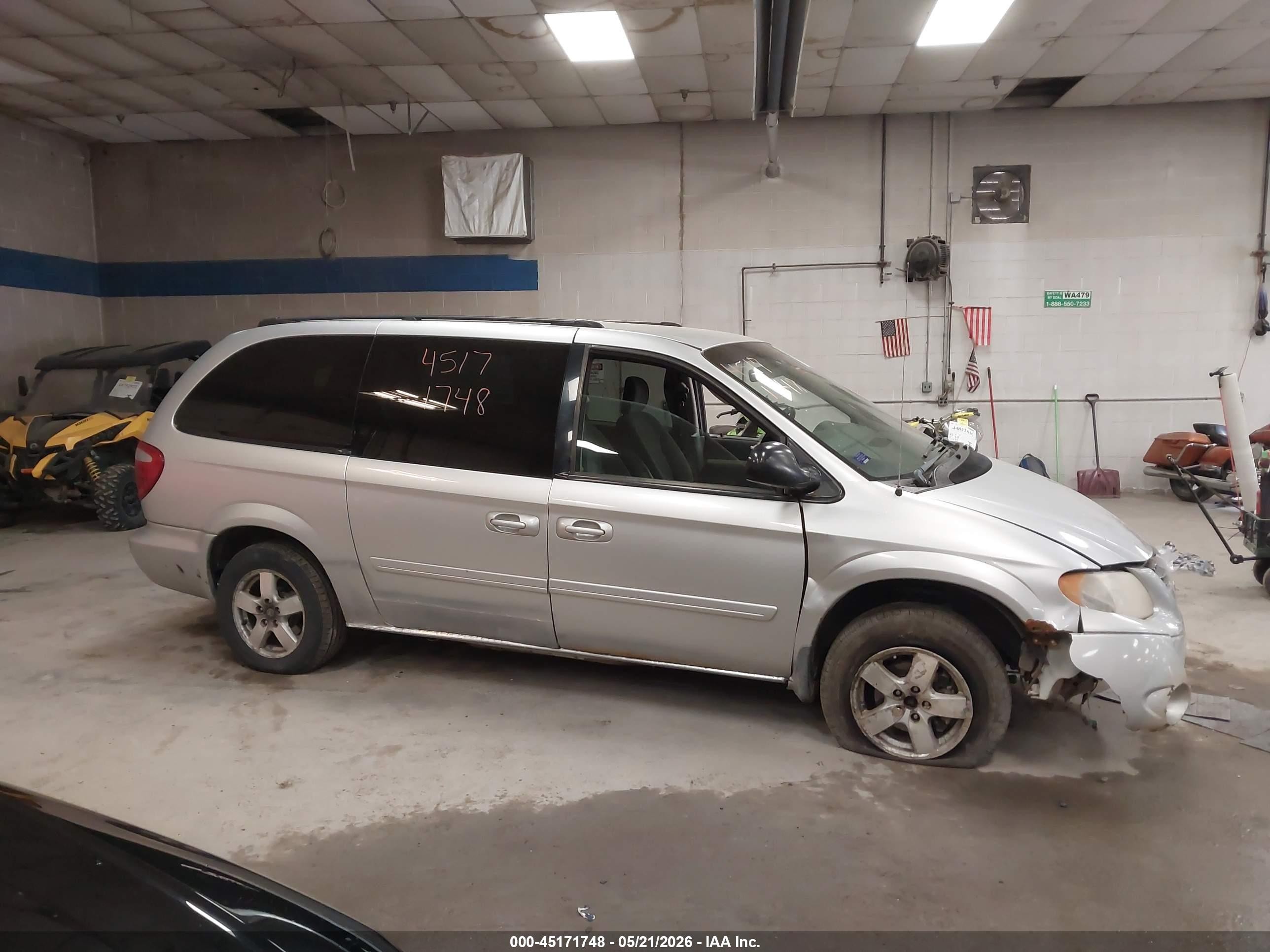 2005 Dodge Grand Caravan Sxt Серебряный vin: 2D4GP44L15R455817