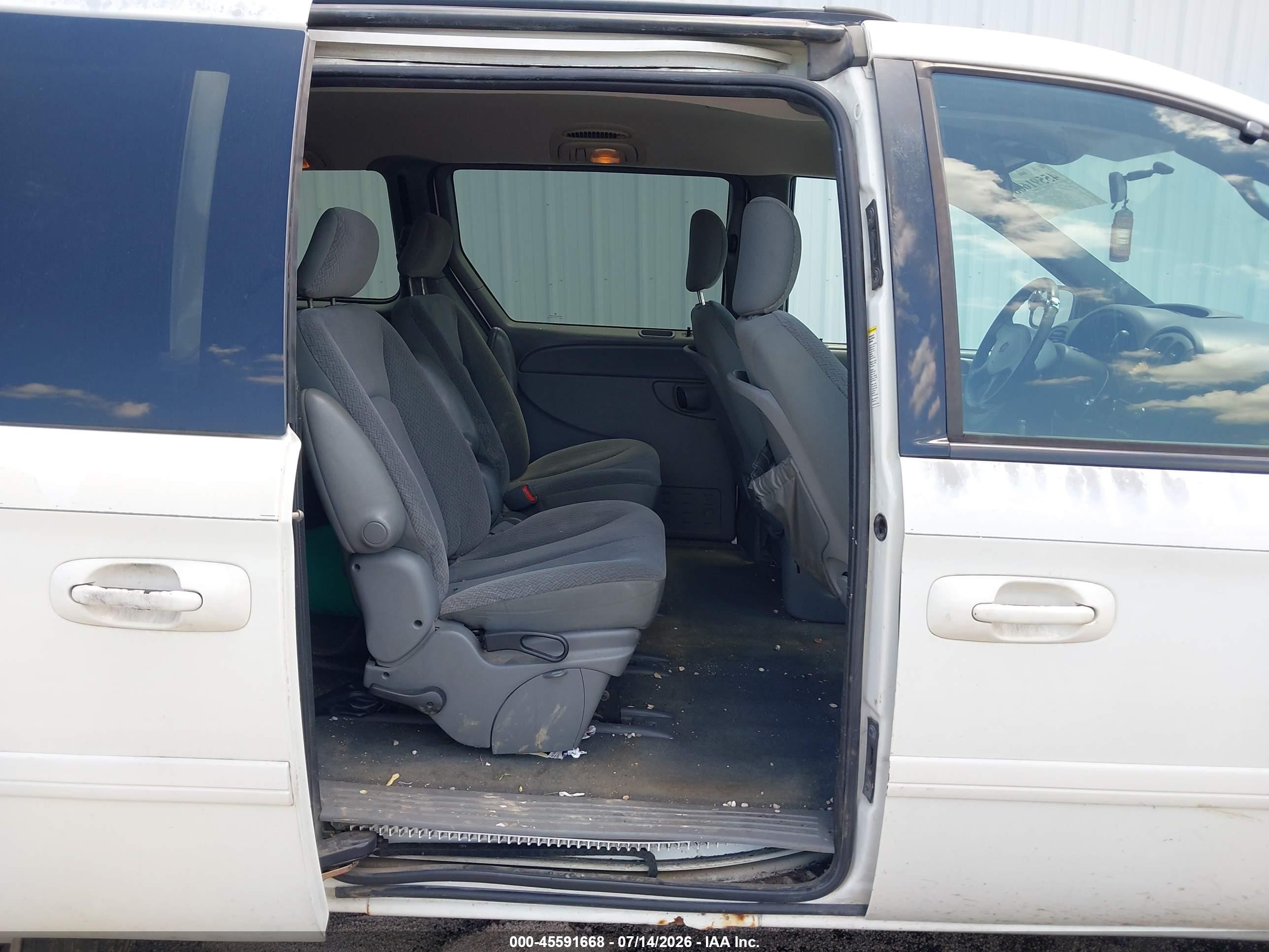 2004 Dodge Grand Caravan Sxt White vin: 2D4GP44L24R501296