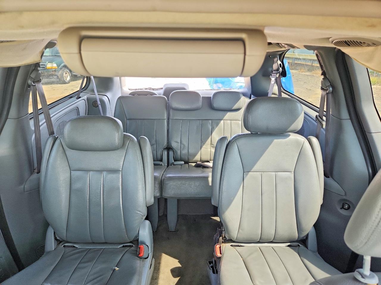 2005 Dodge Grand Caravan Sxt Silver vin: 2D4GP44L35R142381