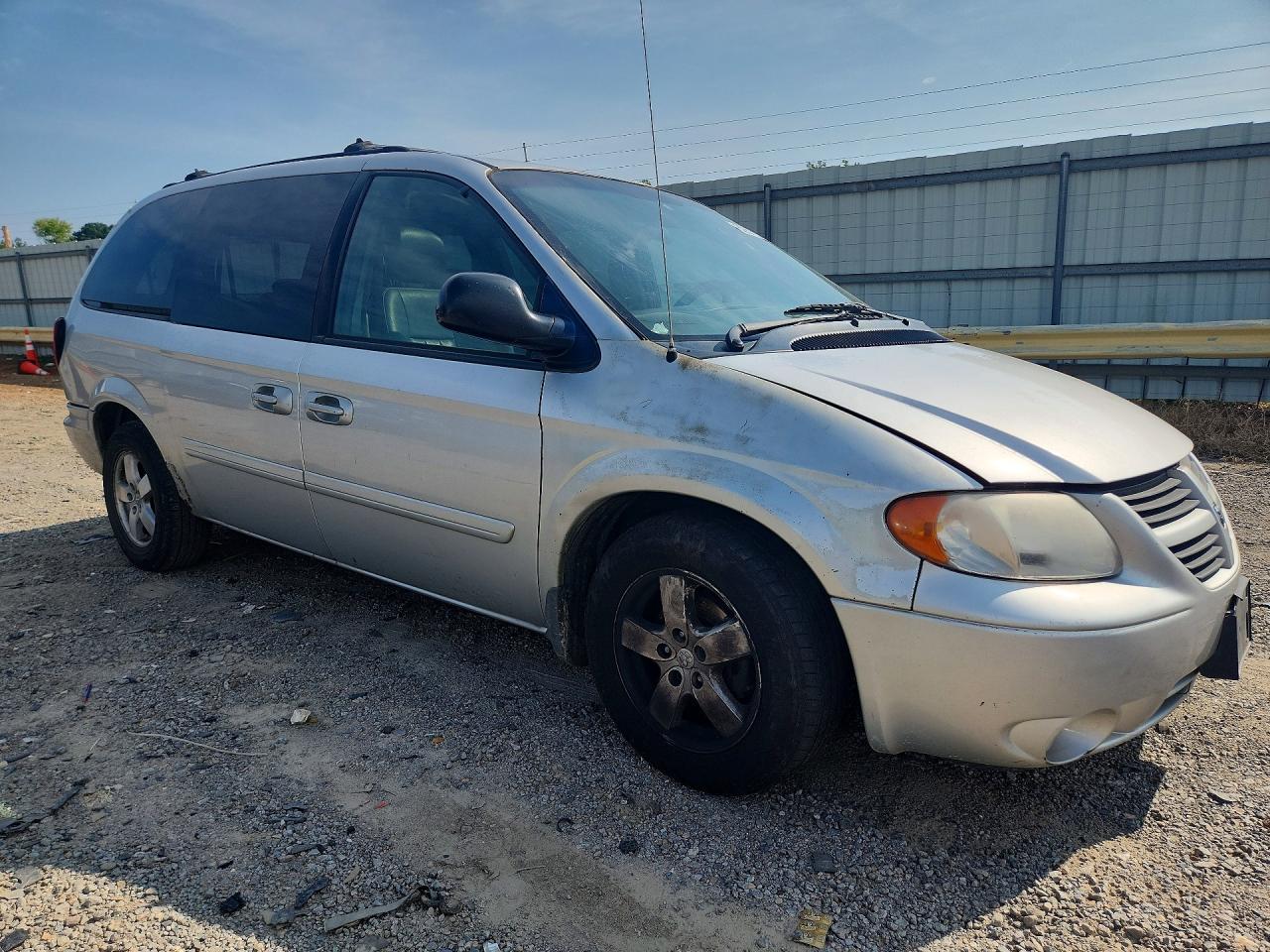 2005 Dodge Grand Caravan Sxt Silver vin: 2D4GP44L35R142381